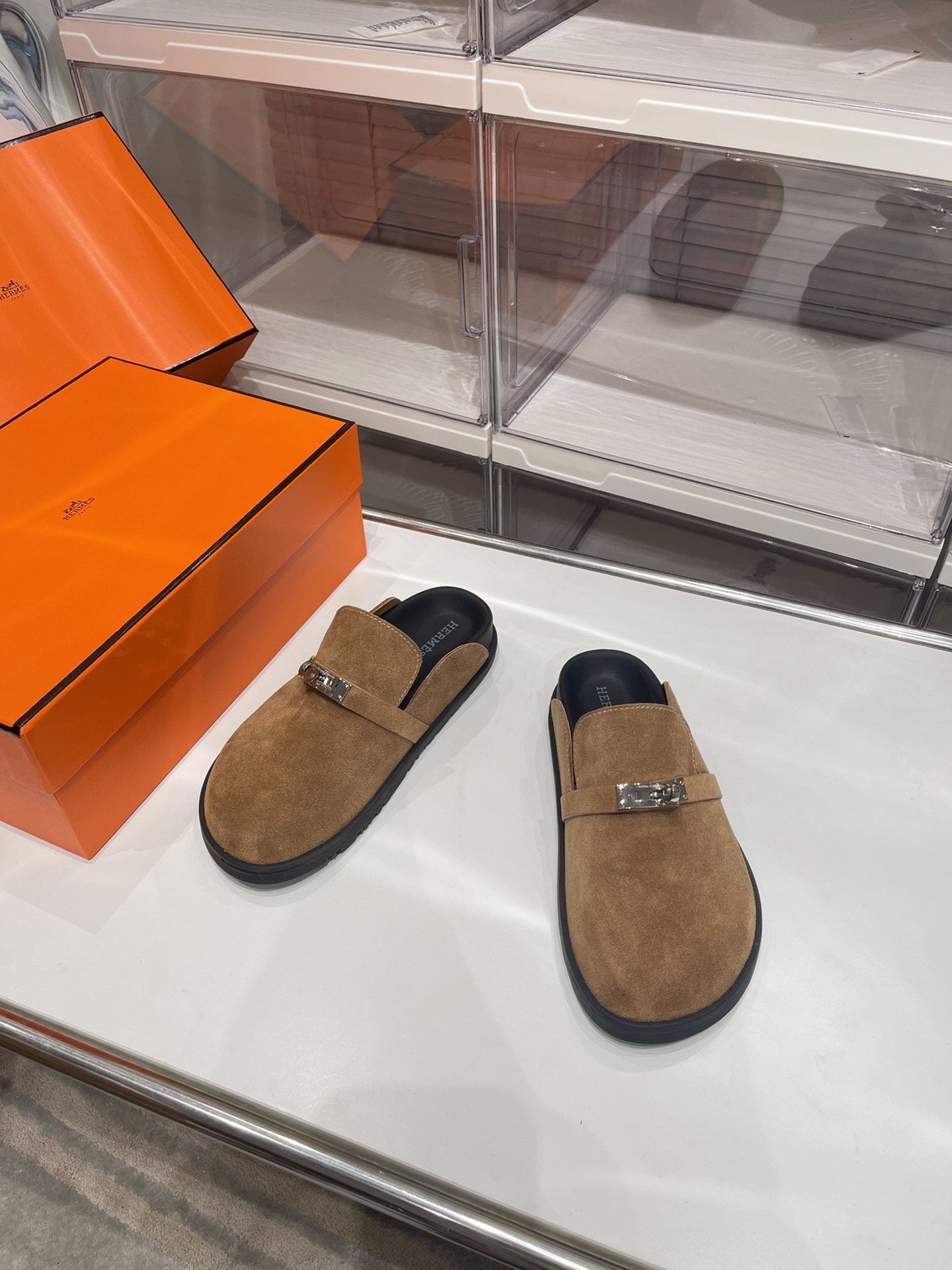 NO:166100,HERMES Hermes latest kelly button couple Birken Slippers Classic family language design!  It looks good no matter how you match it!  The feeling of casual and high-end. The comfort is also great. It is matched with various colorful socks. It has a fashionable and high-end feeling. ●Imported beef velvet on the upper. ●Imported sheepskin in the inner. ●Imported mixed-bred sheepskin with foot pads. ●Top sole Tpu non-slip wear-resistant. ●Size number for men 39-44 (45 46 customized) Women 35-40 (41 42 customized) ●【Men's size】, semi-tork, hermes, hermes, slippers, sheepskin, socks19860909HERMES爱马仕最新kelly扣情侣款勃肯拖鞋 经典的家族语言设计！怎么搭配都好看！随意且高级的感觉 舒适度也很棒,搭配各种彩色袜子,潮爆了的高级感 ●鞋面进口牛反绒 ●内里进口羊皮 ●垫脚进口混种羊皮 ●大底Tpu防滑耐磨大底 ●码数男39-44（45 46定做）  女35-40(41 42定做) ●【男码】,半拖,hermes,hermes,slippers,sheepskin,socks,Women's Shoes