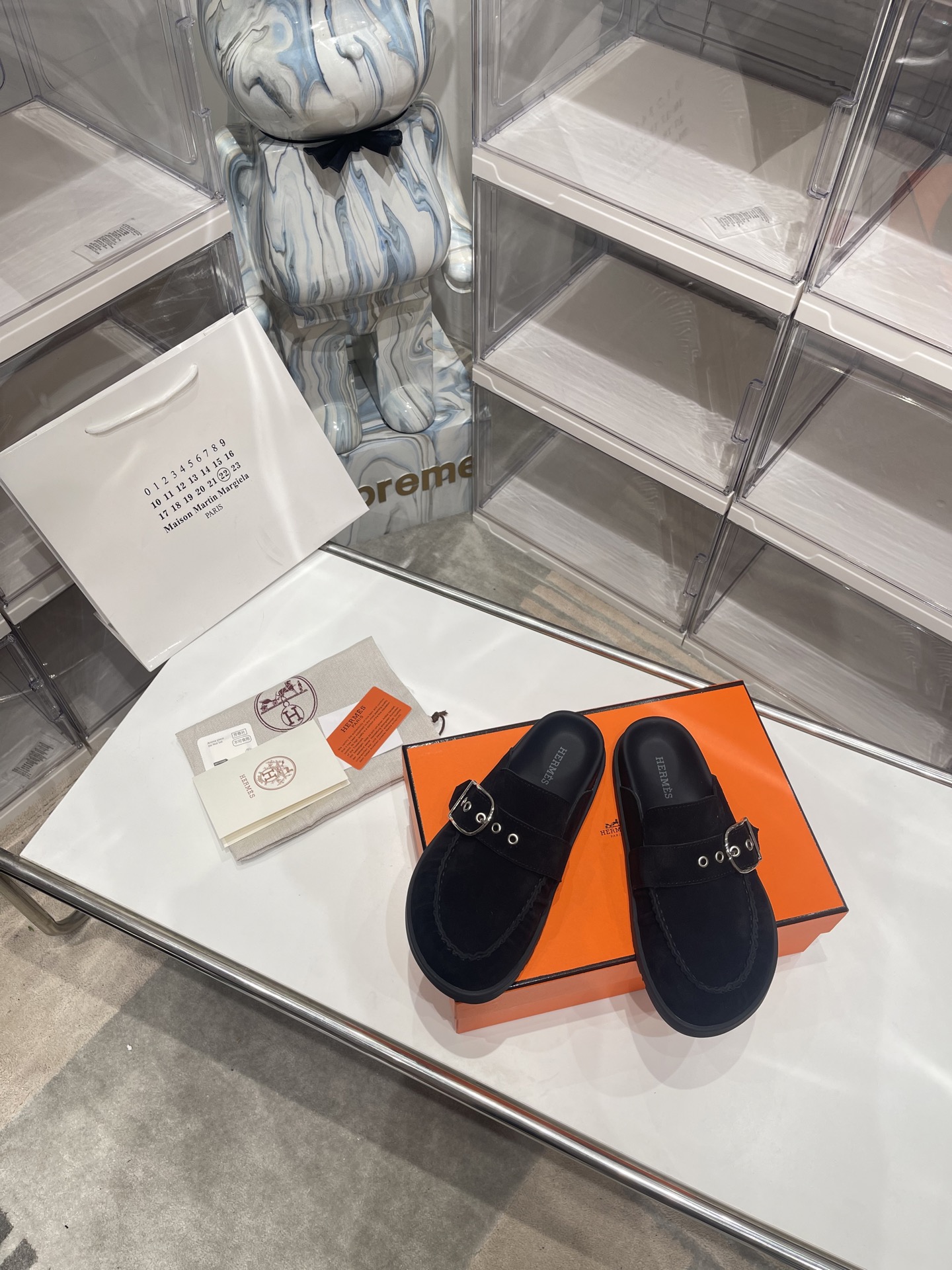 NO:236076,High-version Hermes Square buckles, wrinkles, bag head flat-sole semi-shelf slippers Birken H-h family chypre sandals, dense head drag color matching is so cute, it is so hard to buy, the foot feels very comfortable, no matter whether it is paired with skirts, pants, socks, or casual pants, it looks great, the style of dense head drag is going to lead the fashion industry again, fashion is a cycle, this summer must be its world, the foot is comfortable and fashionable, it will become a timeless item, and it will become a classic and eternal hit ●Imported beef velvet on the upper ●Imported sheepskin in the inner ●Imported mixed-bred sheepskin ●Top sole Tpu non-slip wear-resistant sole ●Size 35-42 for women 39-44 for men (46 custom made), semi-travel, hermes, hermes, sandals, slippers, skirts, sheepskin, socks19860909高版本 Hermes爱马仕 方扣 褶皱 包头平底半拖 拖鞋 勃肯H家 chypre凉鞋,密头拖配色萌到爆,巨难买,脚感巨舒服的,不管搭裙子,裤子,还是袜子,还是休闲裤都巨巨好看,密头拖这个风又要引领时尚界了,流行就是一个轮回,这个夏天必是它的天下,上脚舒适又A又时尚,将成为永远不过时的单品,又成一个经典永恒爆款 ●鞋面进口牛反绒 ●内里进口羊皮 ●垫脚进口混种羊皮 ●大底Tpu防滑耐磨大底 ●码数女35-42 男39-44（46定做）,半拖,hermes,hermes,sandals,slippers,skirts,sheepskin,socks,Women's Shoes