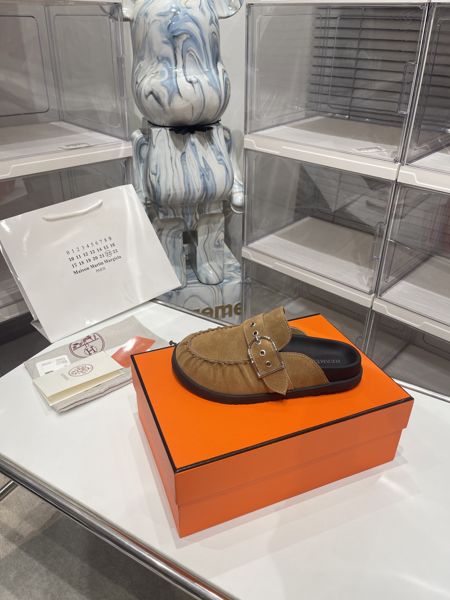 NO:237698,Hermes Square buckle, wrinkle, bag head flat-sole semi-shelf slippers Birken H-h family chypre sandals, dense head drag color matching is so cute, it is so hard to buy, the foot feels very comfortable, no matter whether it is paired with skirts, pants, socks, or casual pants, it is very beautiful, the style of dense head drag is going to lead the fashion industry again, fashion is a cycle, this summer must be its world, the foot is comfortable and fashionable, it will become a timeless item, and it will become a classic and eternal hit ● Imported upper buckle ● Imported sheepskin in the inner ● Imported mixed-bred sheepskin ● Extra sole Tpu non-slip wear-resistant sole ● Size number for men 39-44 (45 46 customized) for women 35-40 (41  42 Custom made, semi-drag, hermes, hermes, sandals, slippers, skirts, sheepskin, socks19860909Hermes爱马仕 方扣 褶皱 包头平底半拖 拖鞋 勃肯H家 chypre凉鞋,密头拖配色萌到爆,巨难买,脚感巨舒服的,不管搭裙子,裤子,还是袜子,还是休闲裤都巨巨好看,密头拖这个风又要引领时尚界了,流行就是一个轮回,这个夏天必是它的天下,上脚舒适又A又时尚,将成为永远不过时的单品,又成一个经典永恒爆款 ●鞋面进口牛反绒 ●内里进口羊皮 ●垫脚进口混种羊皮 ●大底Tpu防滑耐磨大底 ●码数男39-44（45 46定做）女35-40(41 42定做,半拖,hermes,hermes,sandals,slippers,skirts,sheepskin,socks,Women's Shoes