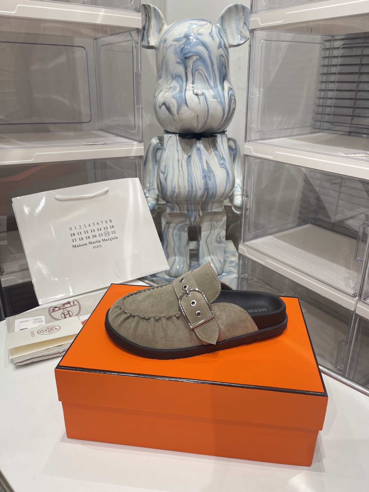 NO:237701,Hermes Square buckle, wrinkle, bag head flat-sole semi-shelf slippers Birken H-h family chypre sandals, dense head drag color matching is so cute, it is so hard to buy, the foot feels very comfortable, no matter whether it is paired with skirts, pants, socks, or casual pants, it is very beautiful, the style of dense head drag is going to lead the fashion industry again, fashion is a cycle, this summer must be its world, the foot is comfortable and fashionable, it will become a timeless item, and it will become a classic and eternal hit ● Imported upper buckle ● Imported sheepskin in the inner ● Imported mixed-bred sheepskin ● Extra sole Tpu non-slip wear-resistant sole ● Size number for men 39-44 (45 46 customized) for women 35-40 (41  42 Custom made), semi-drag, hermes, hermes, sandals, slippers, skirts, sheepskin, socks19860909Hermes爱马仕 方扣 褶皱 包头平底半拖 拖鞋 勃肯H家 chypre凉鞋,密头拖配色萌到爆,巨难买,脚感巨舒服的,不管搭裙子,裤子,还是袜子,还是休闲裤都巨巨好看,密头拖这个风又要引领时尚界了,流行就是一个轮回,这个夏天必是它的天下,上脚舒适又A又时尚,将成为永远不过时的单品,又成一个经典永恒爆款 ●鞋面进口牛反绒 ●内里进口羊皮 ●垫脚进口混种羊皮 ●大底Tpu防滑耐磨大底 ●码数男39-44（45 46定做）女35-40(41 42定做),半拖,hermes,hermes,sandals,slippers,skirts,sheepskin,socks,Women's Shoes