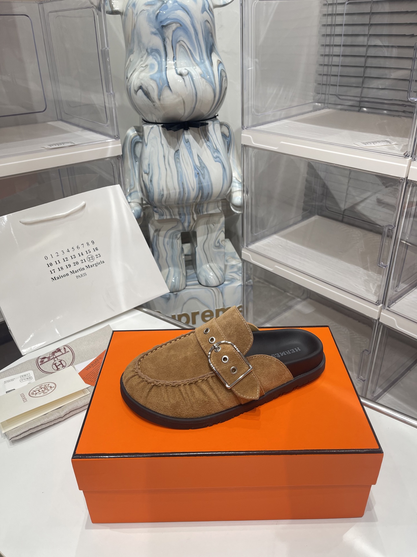 NO:237721,Hermes Square buckle, wrinkle, bag head flat-sole semi-shelf slippers Birken H-h family chypre sandals, dense head drag color matching is so cute, it is so hard to buy, the foot feels very comfortable, no matter whether it is paired with skirts, pants, socks, or casual pants, it is very beautiful, the style of dense head drag is going to lead the fashion industry again, fashion is a cycle, this summer must be its world, the foot is comfortable and fashionable, it will become a timeless item, and it will become a classic and eternal hit ● Imported upper buckle ● Imported sheepskin in the inner ● Imported mixed-bred sheepskin ● Extra sole Tpu non-slip wear-resistant sole ● Size number for men 39-44 (45 46 customized) for women 35-40 (41  42 Custom made), semi-drag, hermes, hermes, sandals, slippers, skirts, sheepskin, socks19860909Hermes爱马仕 方扣 褶皱 包头平底半拖 拖鞋 勃肯H家 chypre凉鞋,密头拖配色萌到爆,巨难买,脚感巨舒服的,不管搭裙子,裤子,还是袜子,还是休闲裤都巨巨好看,密头拖这个风又要引领时尚界了,流行就是一个轮回,这个夏天必是它的天下,上脚舒适又A又时尚,将成为永远不过时的单品,又成一个经典永恒爆款 ●鞋面进口牛反绒 ●内里进口羊皮 ●垫脚进口混种羊皮 ●大底Tpu防滑耐磨大底 ●码数男39-44（45 46定做）女35-40(41 42定做),半拖,hermes,hermes,sandals,slippers,skirts,sheepskin,socks,Women's Shoes