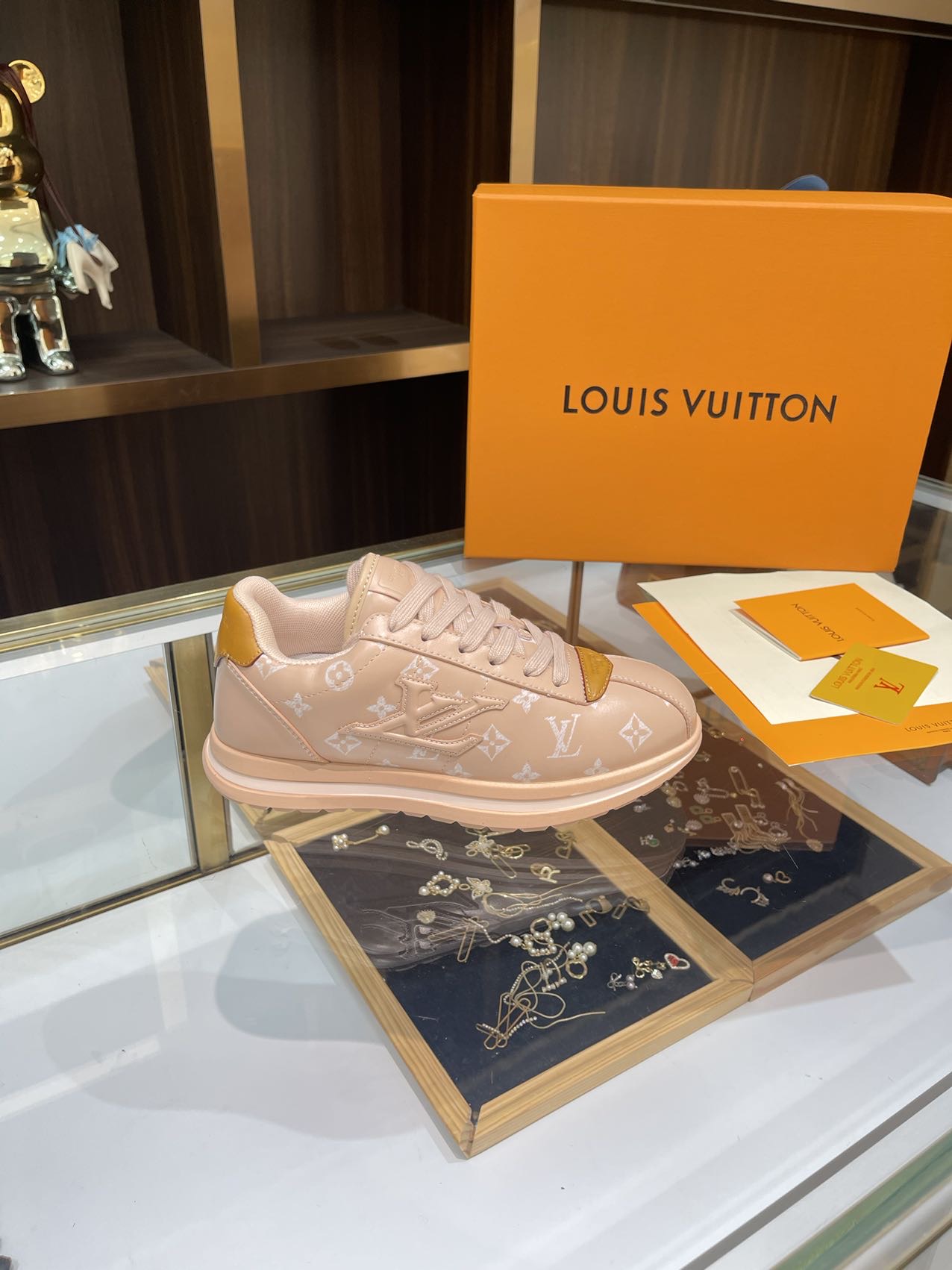 NO:439987,| Louis Vuitton, new autumn and winter style, consistent original version, latest style of bread and casual shoes, new hard goods, purchasing level!  Full of high-end feeling!  A popular model from domestic and foreign bloggers, retro and fashionable, beautiful!  Wear it with a lot of happiness!  Official website main model★ ━━━━━━ t ━━━━━━━━━━━━━━━━━━━━━━━━━━━━━━━━━━━━━━━━━━━━━━━─Original custom imported calfskin fabric inner lining Italian imported breathable gauze mesh outsole rubber PU high-end sole Shoes: Women 35-40 Men 40-45 P Women 3 size Men 20, casual shoes/sports shoes, louis vuitton, sneakers, cowhide19860909| 路易威登  秋冬新款 原版一致 最新款面包休闲鞋 硬货上新 代购级别！高级感十足！国内外博主刷爆的一款,复古又时髦上脚美炸了！穿上满满的幸福感！官网主推款★ ━━━━━ t ━━━━━ 鞋面原版订制进口小牛皮面料 内里意大利进口透气纱网 大底橡胶PU高端大底 鞋码: 女35-40 男40-45  P女码 男码20,休闲鞋/运动鞋,louis vuitton,sneakers,cowhide,Women's Shoes