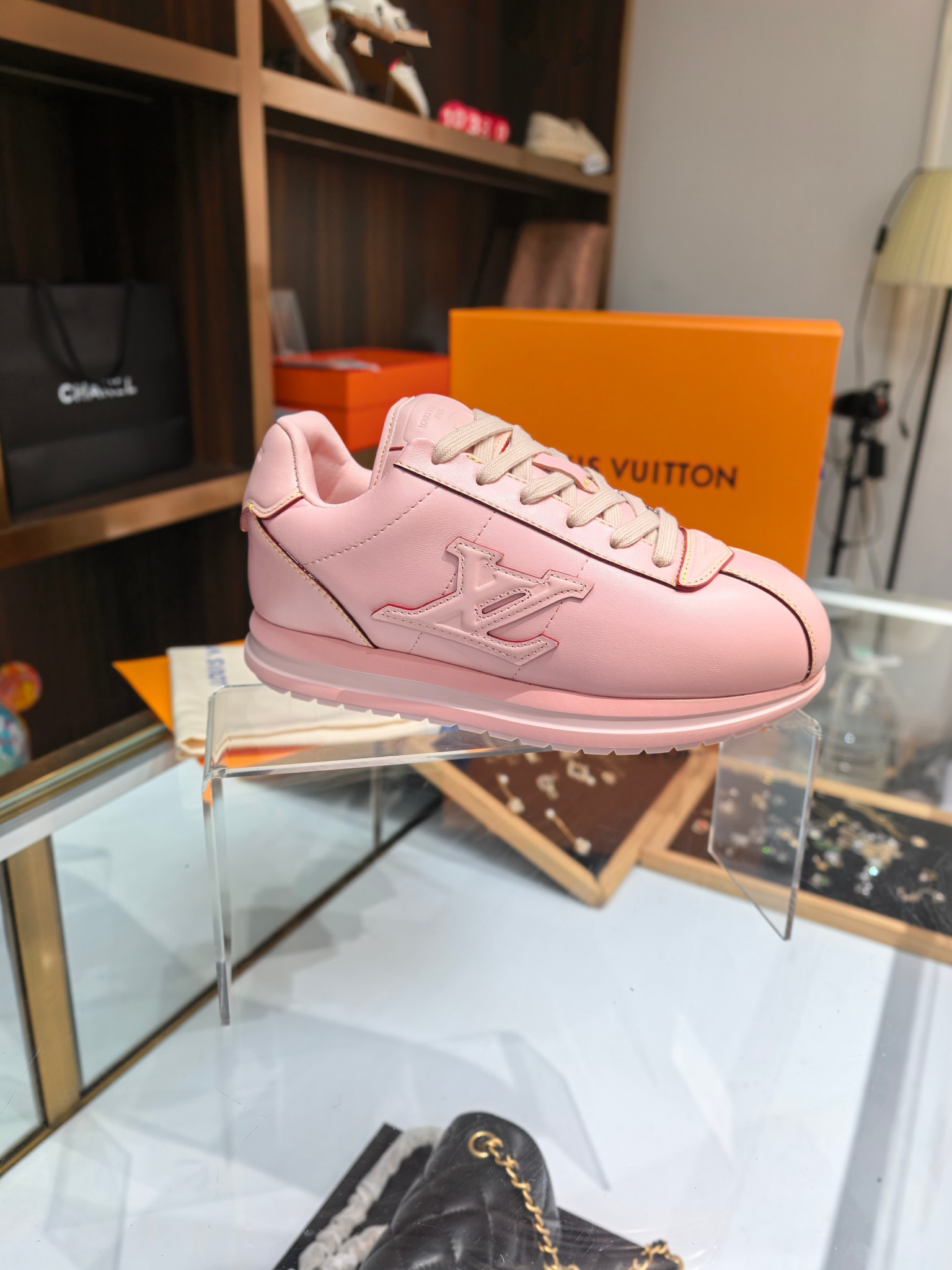 NO:466480,LV | Louis Vuitton, new autumn and winter models, the original version is consistent, the counter focuses on the latest casual shoes, hard goods are on the newest, purchasing level!  Full of high-end feeling!  A popular model from domestic and foreign bloggers, retro and fashionable, beautiful!  Wear it with a lot of happiness!  Official website main model★ ━━━━━ t ━━━━━━━━━━━━━━━━━ Original custom imported sheepskin/cowhide fabric inner lining Italian imported breathable gauze outsole IP+TPU high-end sole Shoe size: 35-46 P women's size Men's size 410, casual shoes/sports shoes, louis vuitton, louis vuitton, sneakers, cowhide, sheepskin19860909LV | 路易威登  秋冬新款 原版一致 专柜主打最新款休闲鞋 硬货上新 代购级别！高级感十足！国内外博主刷爆的一款,复古又时髦上脚美炸了！穿上满满的幸福感！官网主推款★ ━━━━━ t ━━━━━ 鞋面原版订制进口羊皮/牛皮面料 内里意大利进口透气纱网 大底IP+TPU高端大底 鞋码: 35-46 P女码 男码410,休闲鞋/运动鞋,louis vuitton,louis vuitton,sneakers,cowhide,sheepskin,Women's Shoes