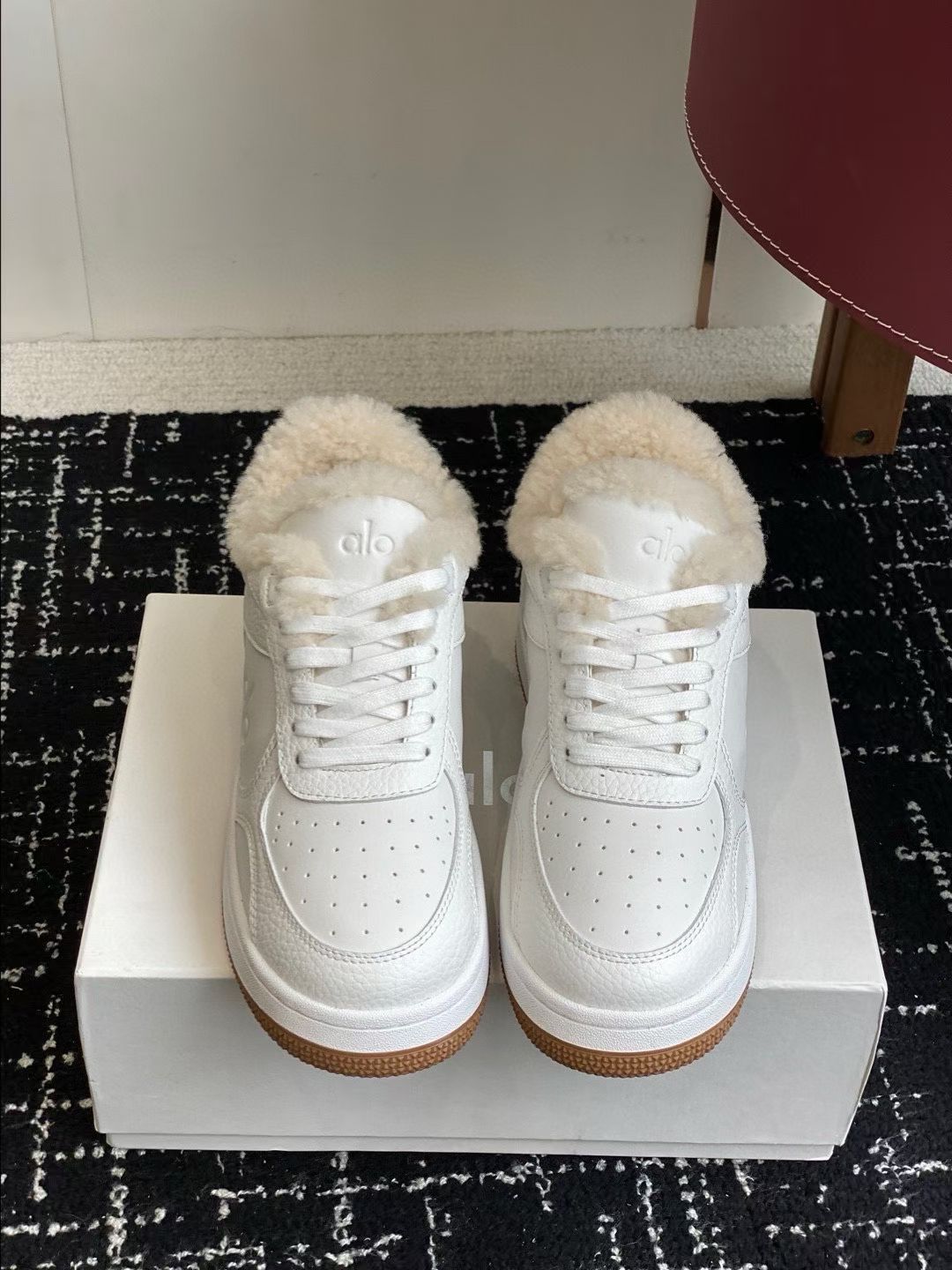 NO:594493,alo's new fall and winter styles | Color-blocked casual white shoes are very popular this year. Wearing them makes you a spirited girl♀ The upper feet are super beautiful and the fur is a perfect warm-keeping artifact!  Upper material: cowhide // wool lining Original rubber outsole Size 35-40 (custom-made for 40, non-returnable), casual shoes/sports shoes, sneakers, cowhide19860909alo 秋冬新款｜拼色休闲小白鞋 今年很火的,穿上Ta就是精神的小姐姐♀ 上脚超级好看 皮毛一体妥妥的保暖神器呀！ 鞋面牛皮材质 //羊毛内里 鞋底原版橡胶大底 Size35-40（40订做不退换）,休闲鞋/运动鞋,sneakers,cowhide,Women's Shoes