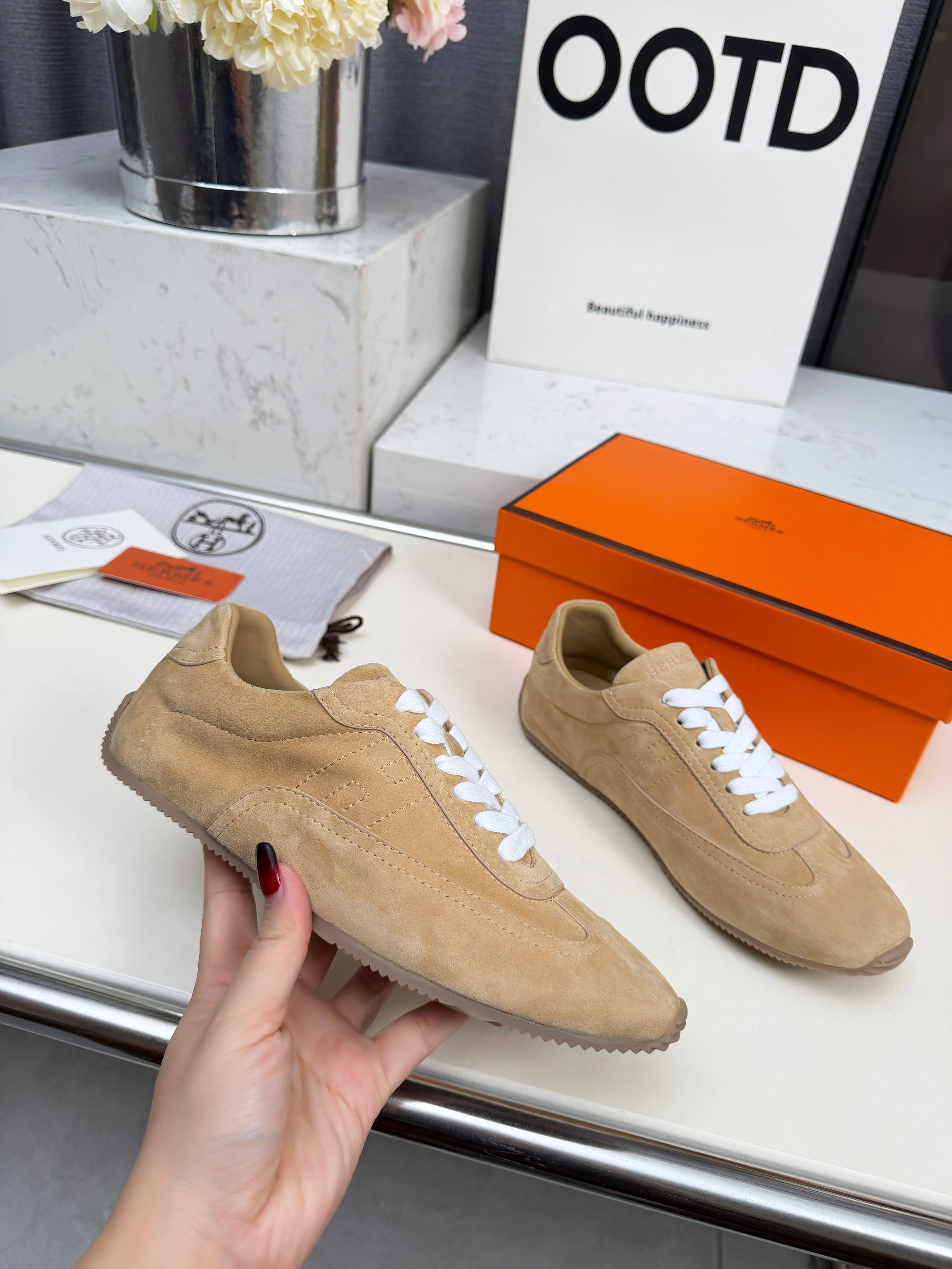 NO:705672,Hermes 2026 spring and summer new casual sports shoes, original 1:1 development Hermes Hermès casual shoes for couples H family new sports shoes for all seasons H family new master sports shoes Simple upper cowhide surface sheep anti-suede, silk sheep lining, super light and super comfortable!  You won’t feel tired after walking for a long time, and you will feel full of exercise!  Top quality official 7 colors, black leather, white leather, brown leather, apricot sheep suede, light pink sheep suede, light yellow sheep suede, camel sheep suede, size 35-45 couple model, men's model, casual shoes/sports shoes, hermes, hermes, sneakers, cowhide19860909爱马仕2026春夏新款休闲运动鞋,原版1:1开发 Hermes 爱马仕休闲鞋情侣款 H家 四季新品运动鞋 H家 Master 运动鞋新品 简约鞋面牛皮面羊反绒面,丝绸羊里,超轻盈超舒适！久逛不累脚,运动感十足！顶级精品 官方7色齐全,黑色皮面,白色皮面,棕色皮面,杏色羊反绒,浅粉羊反绒,浅黄羊反绒,驼色羊反绒,size 35-45情侣款, ,男款,休闲鞋/运动鞋,hermes,hermes,sneakers,cowhide,Women's Shoes