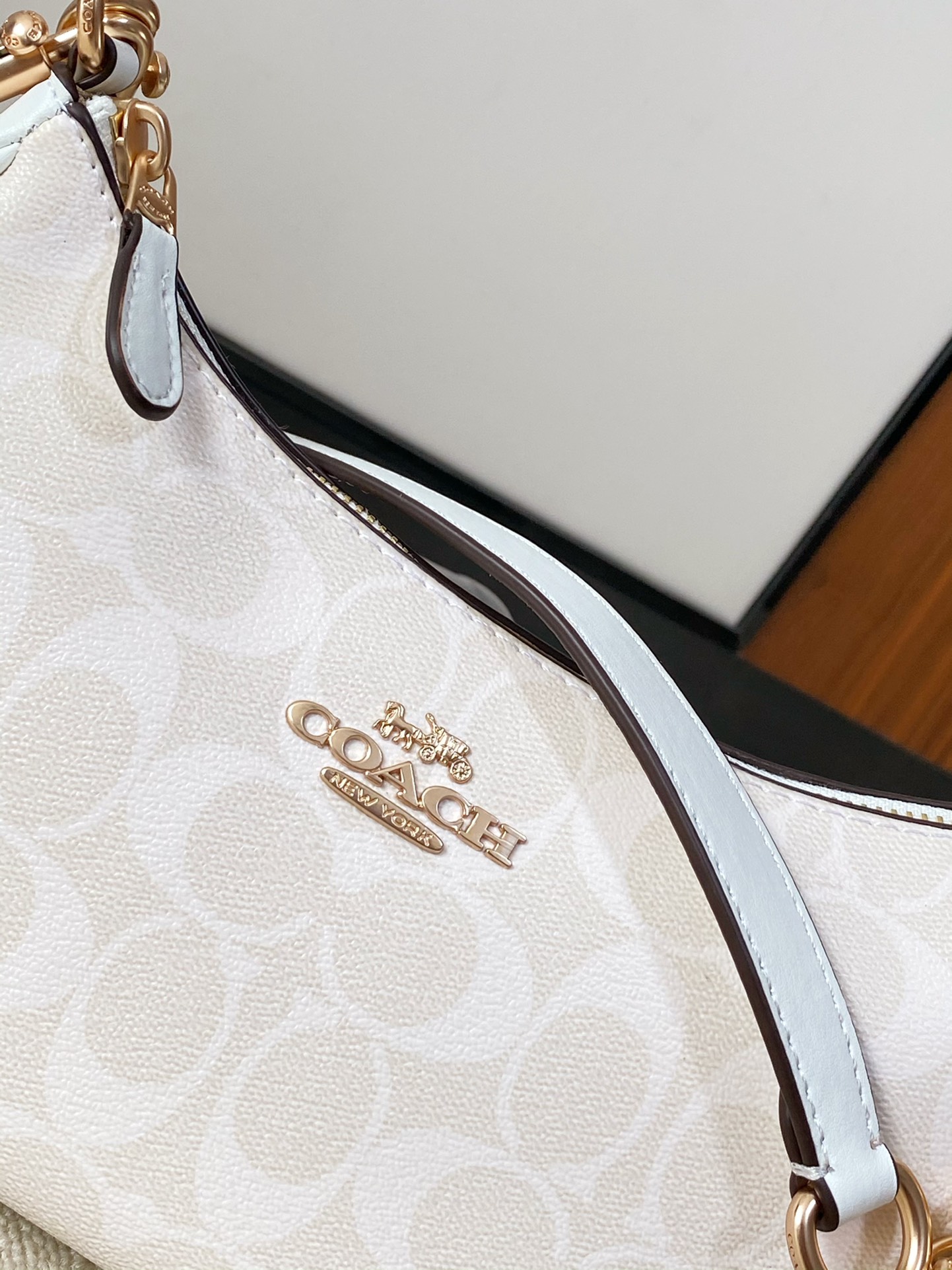 The Teri Shoulder Bag in Glacier White - Comprehensive 8