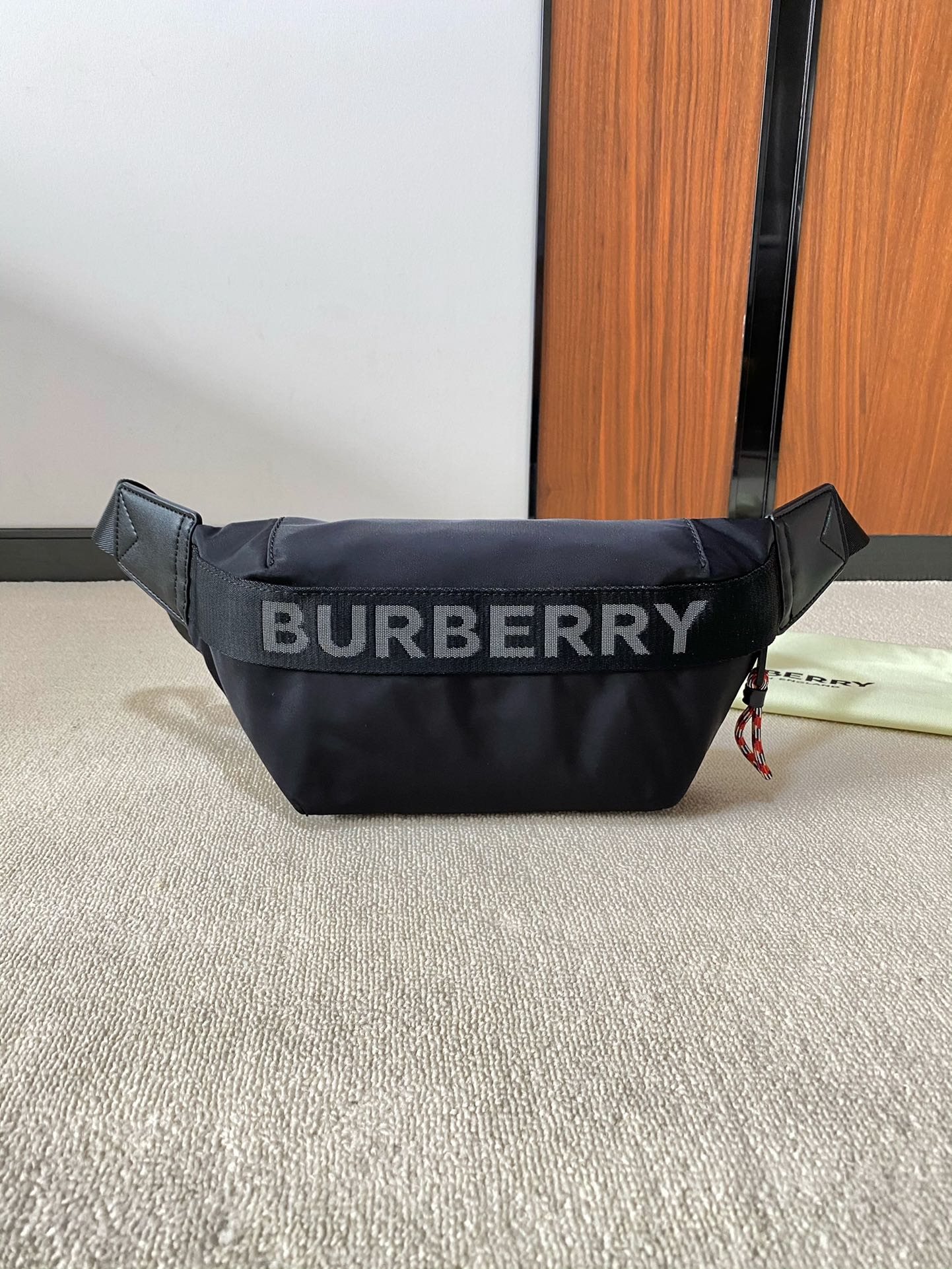 accented with a Burberry textile shoulder strap - Comprehensive 2