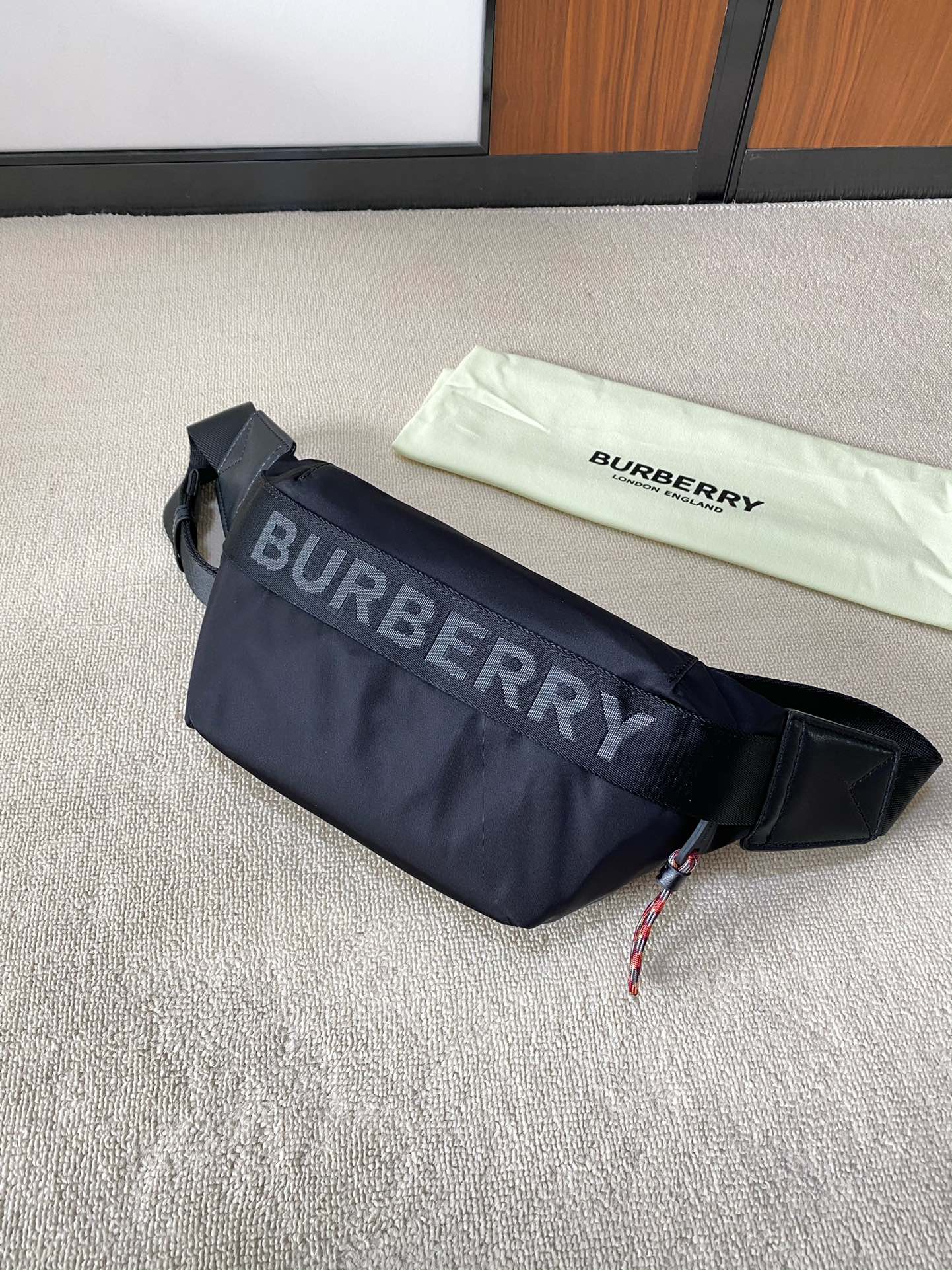 accented with a Burberry textile shoulder strap - Comprehensive 3