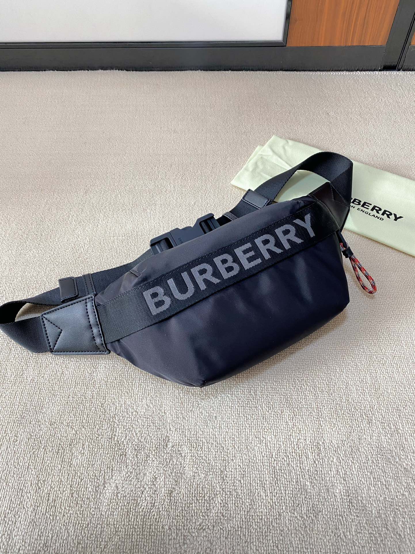 accented with a Burberry textile shoulder strap - Comprehensive 4