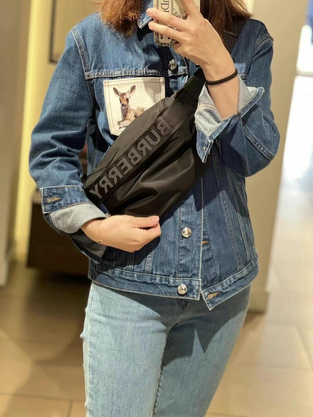 可以斜挎当作胸包,也可以系腰当作腰包 2