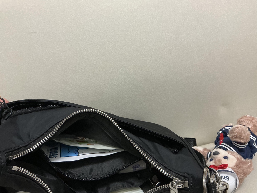 很多功能的一款包包 容量也的别能装 4