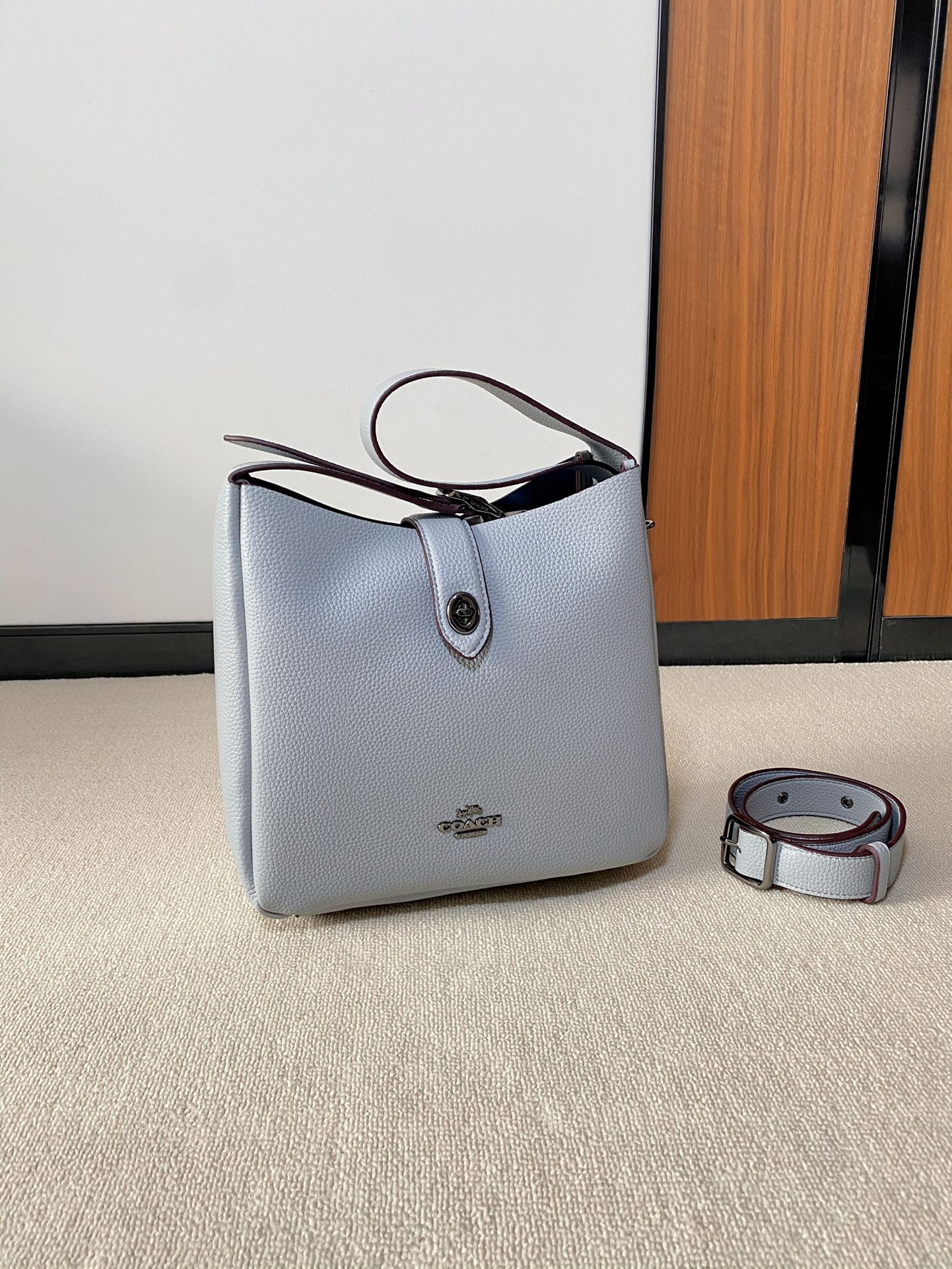 Equipped with a detachable extension strap for shoulder or crossbody car - Comprehensive 3