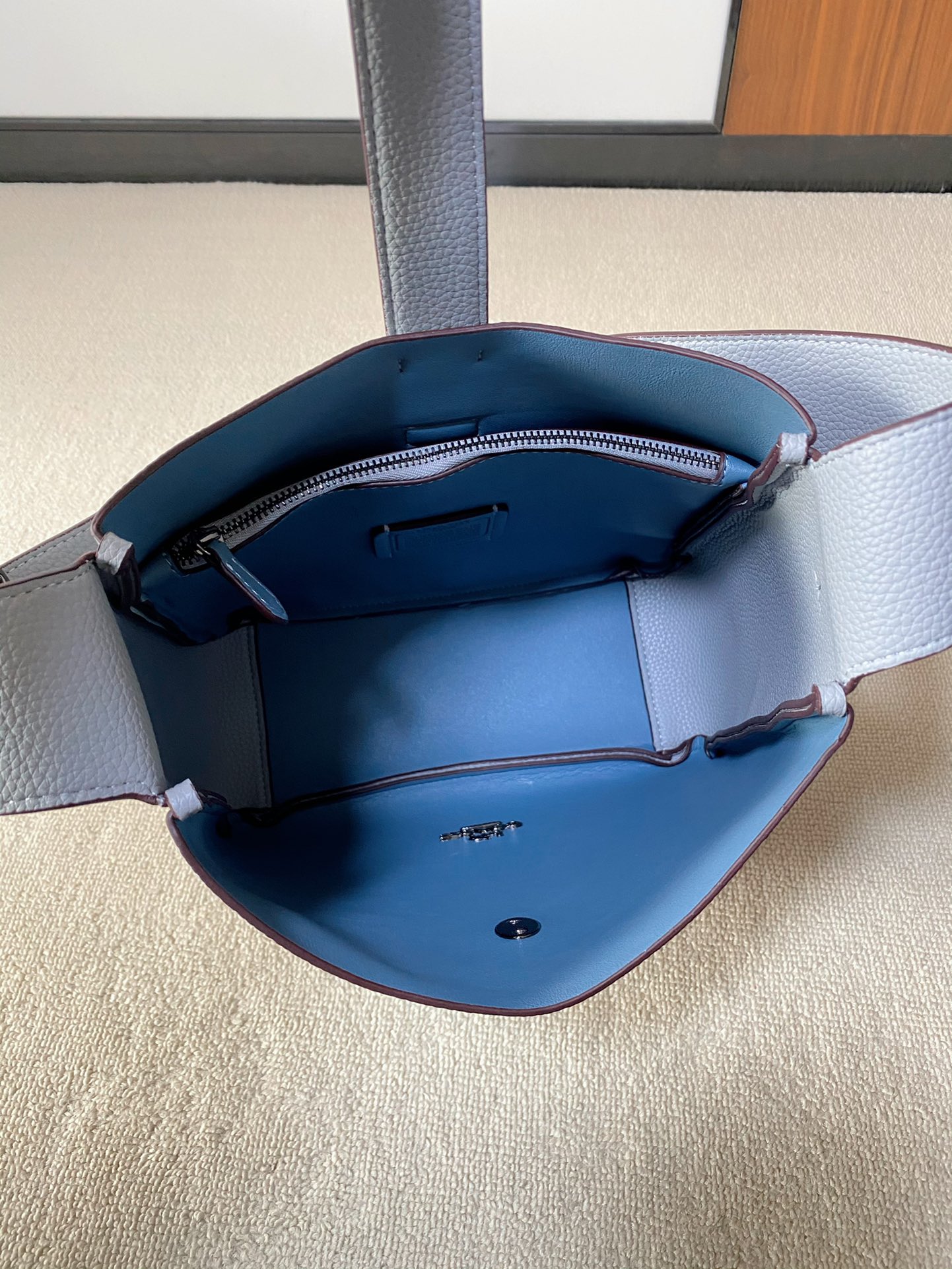 Equipped with a detachable extension strap for shoulder or crossbody car - Comprehensive 7