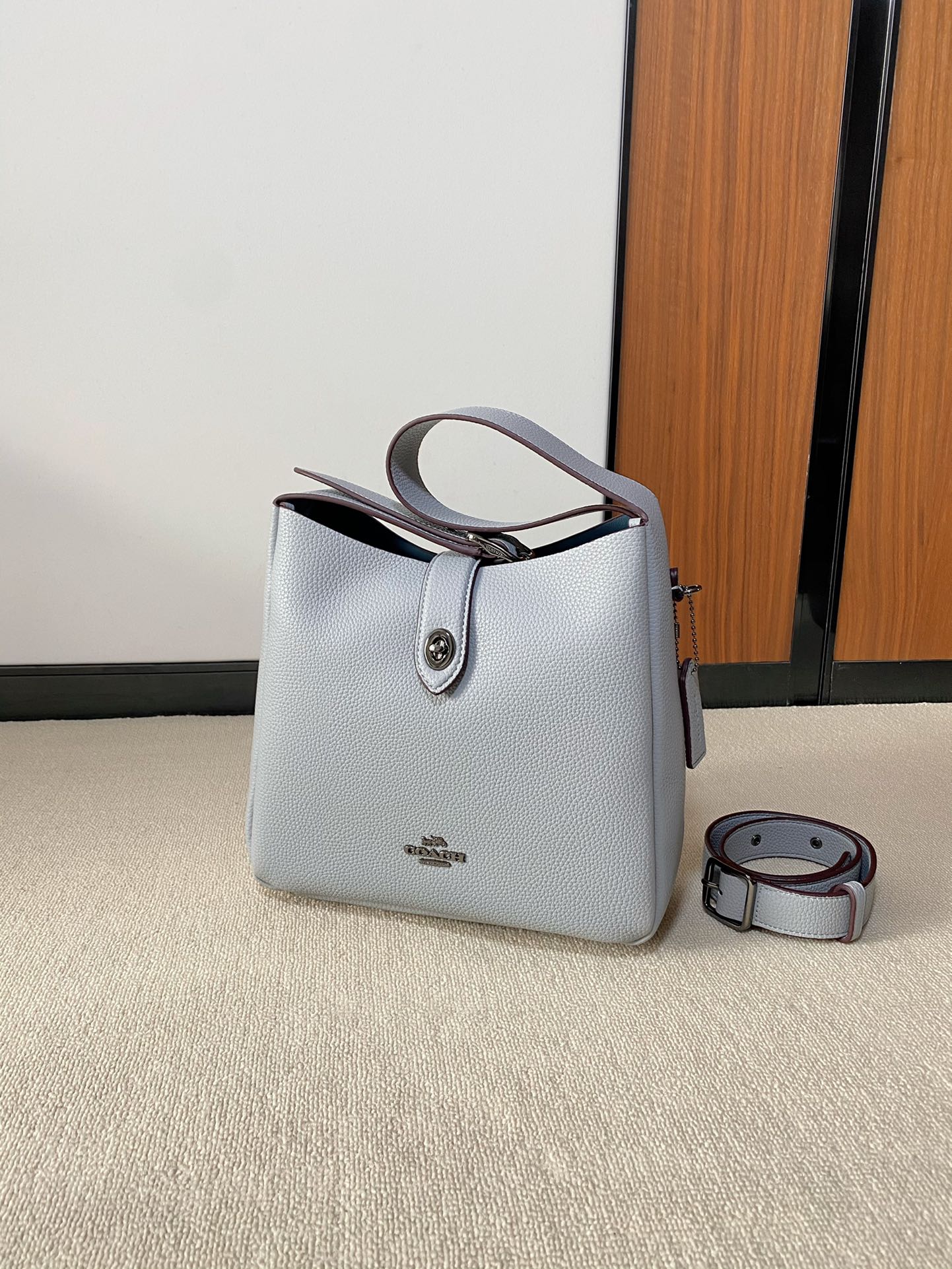 Equipped with a detachable extension strap for shoulder or crossbody car - Comprehensive 2