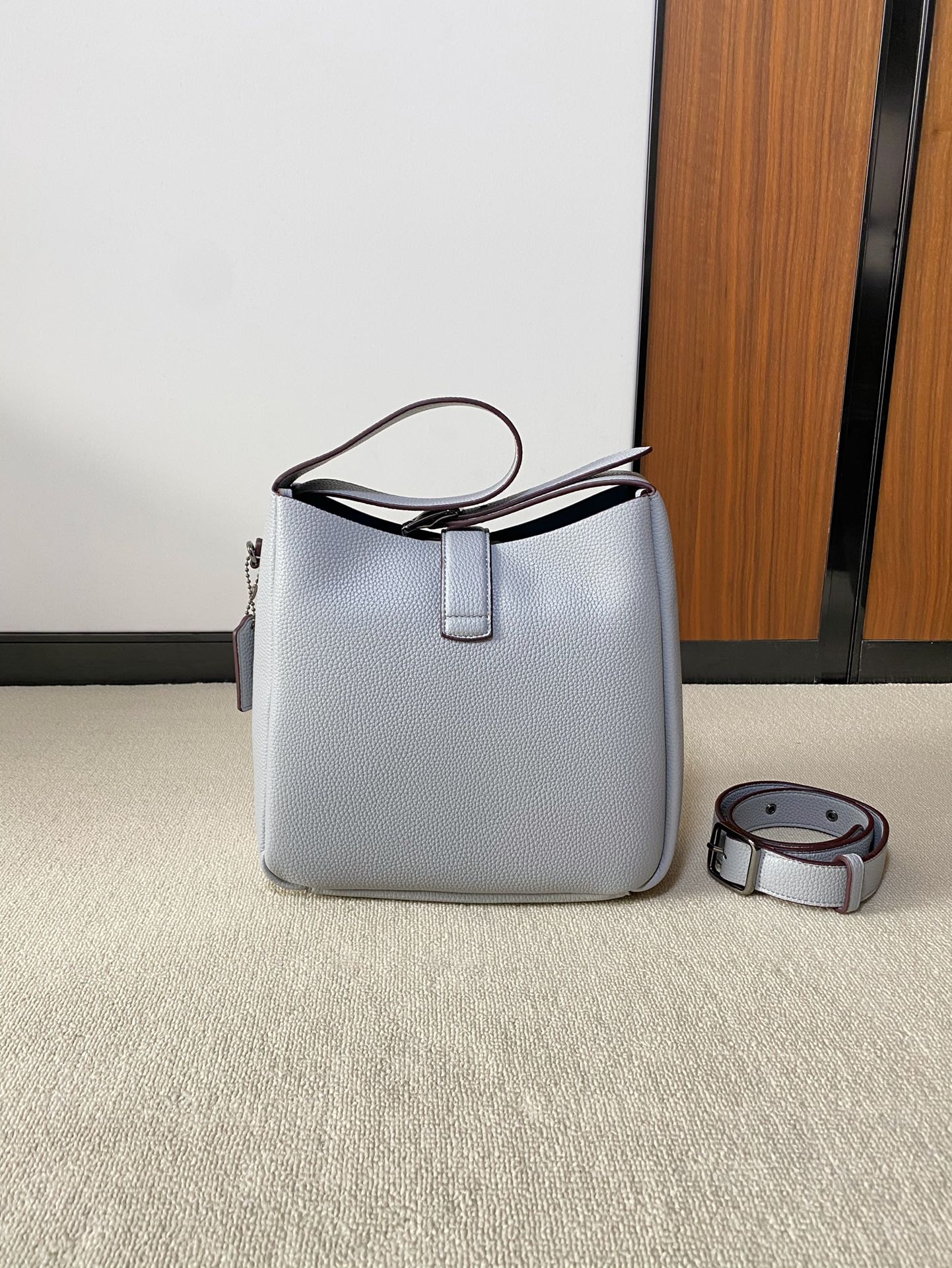 Equipped with a detachable extension strap for shoulder or crossbody car - Comprehensive 4