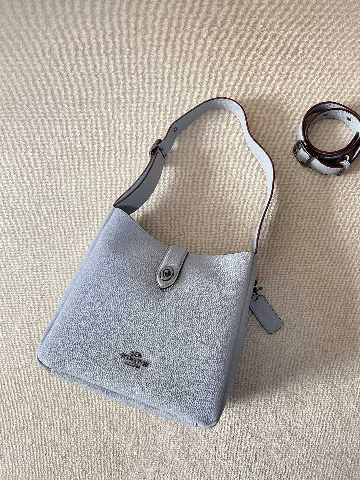 Equipped with a detachable extension strap for shoulder or crossbody car - Comprehensive 5