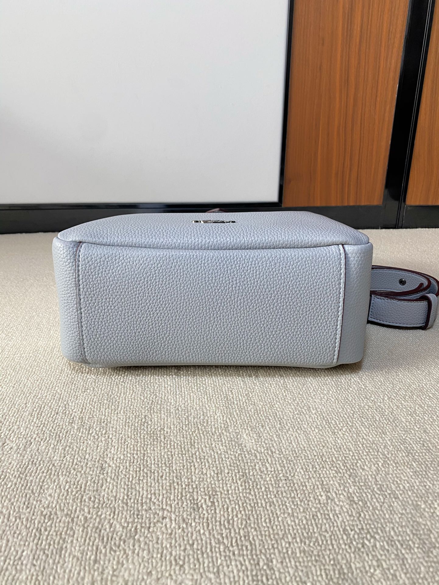 Equipped with a detachable extension strap for shoulder or crossbody car - Comprehensive 6