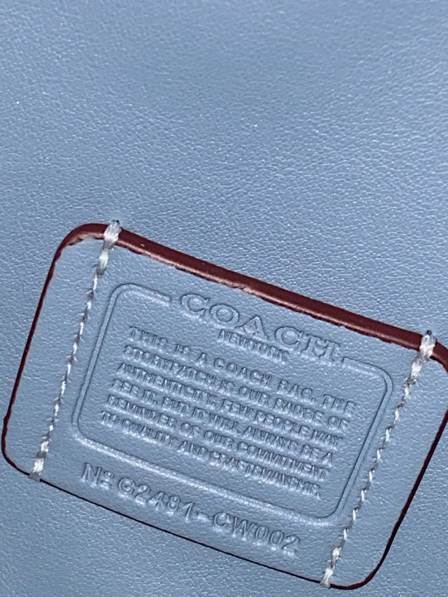 Equipped with a detachable extension strap for shoulder or crossbody car - Comprehensive 8