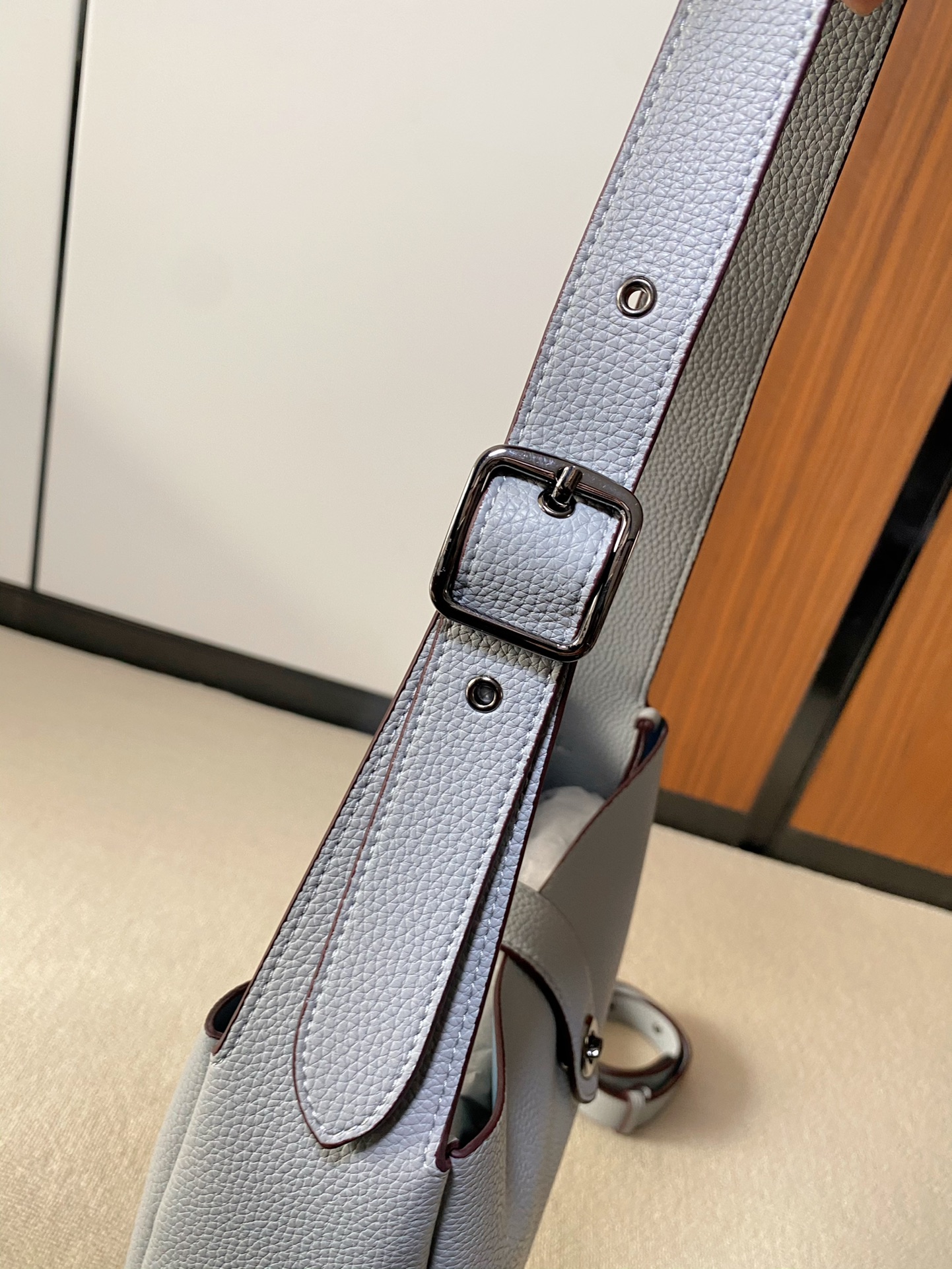 Equipped with a detachable extension strap for shoulder or crossbody car - Comprehensive 9