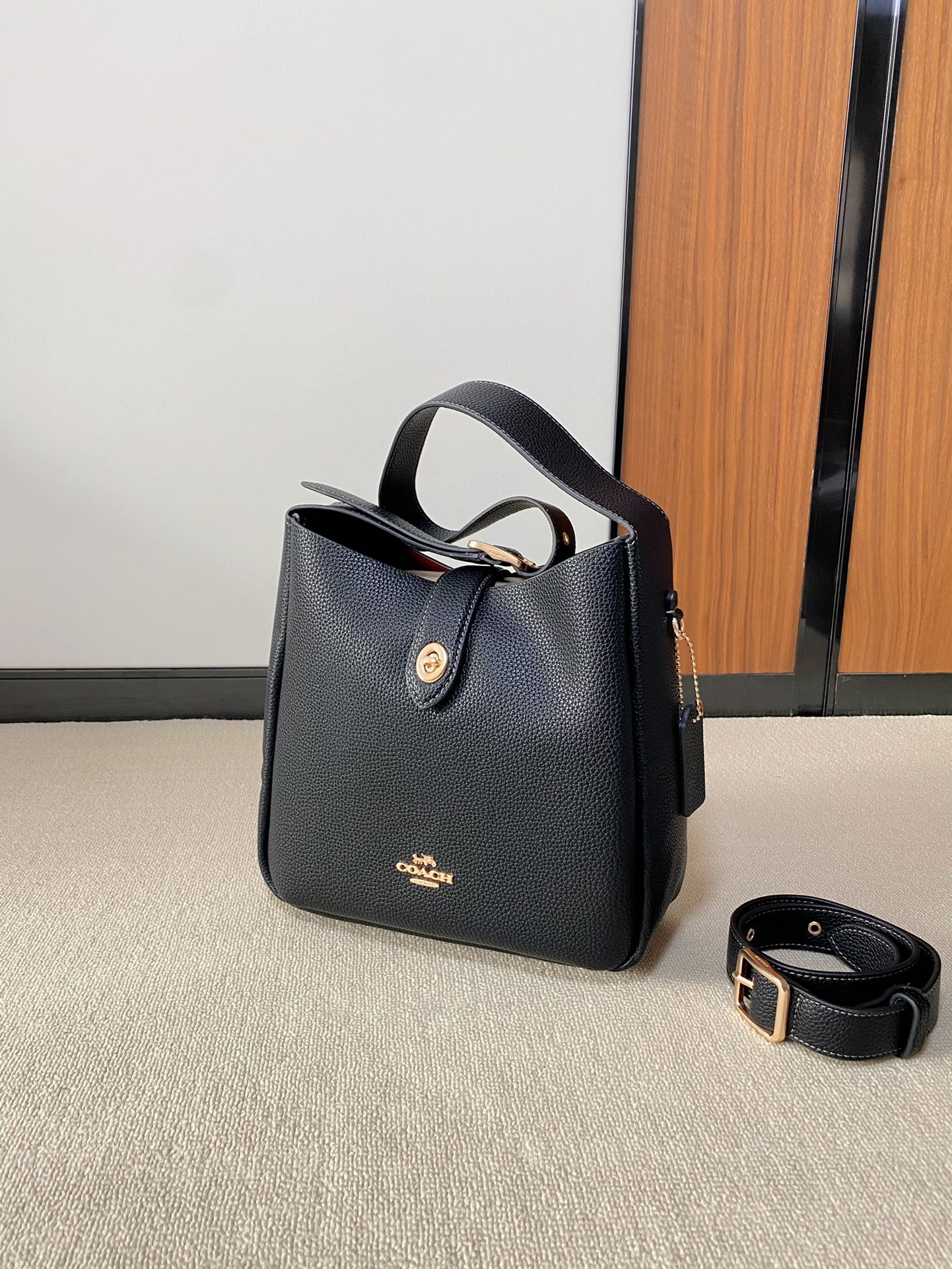 Full of relaxation and textureTurn lock&buckle design, continuation of c - Comprehensive 2