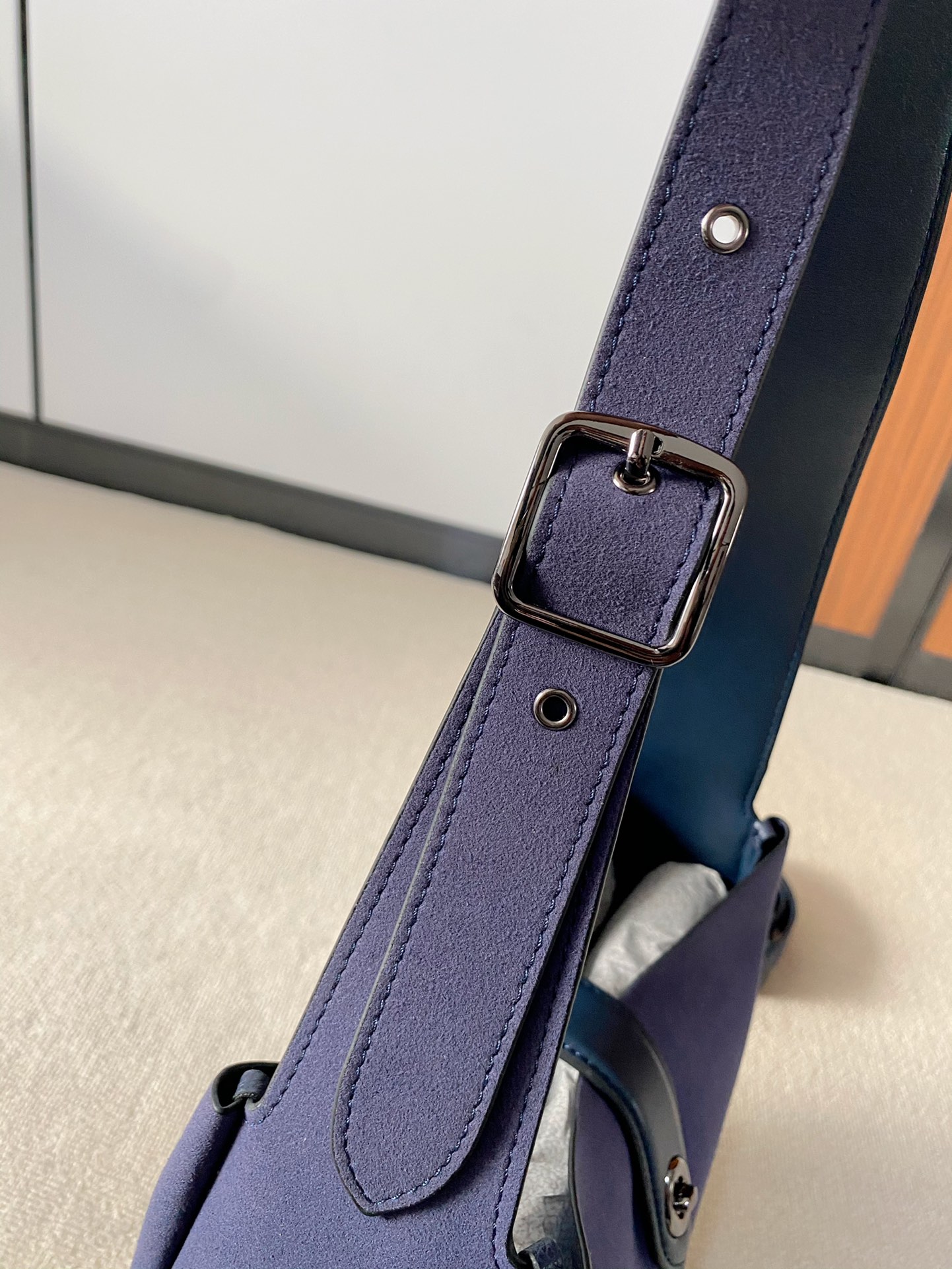 The unique suede texture presents a soft luster.Soft texture and comfort - Comprehensive 9