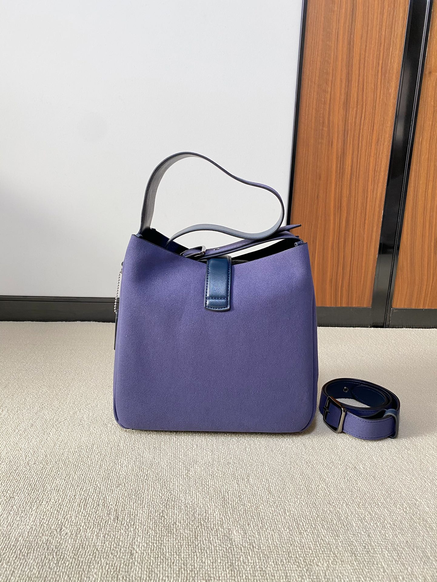 The unique suede texture presents a soft luster.Soft texture and comfort - Comprehensive 3