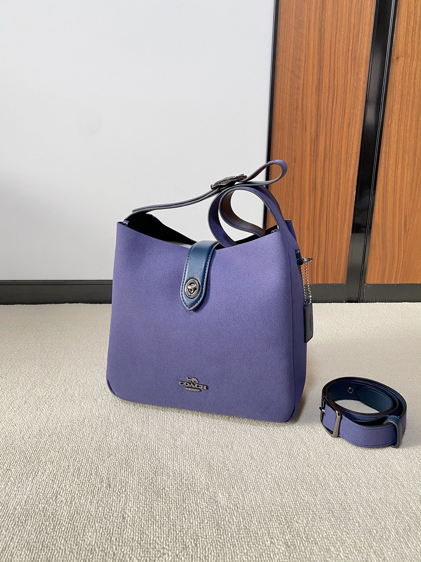 The unique suede texture presents a soft luster.Soft texture and comfort - Comprehensive 4