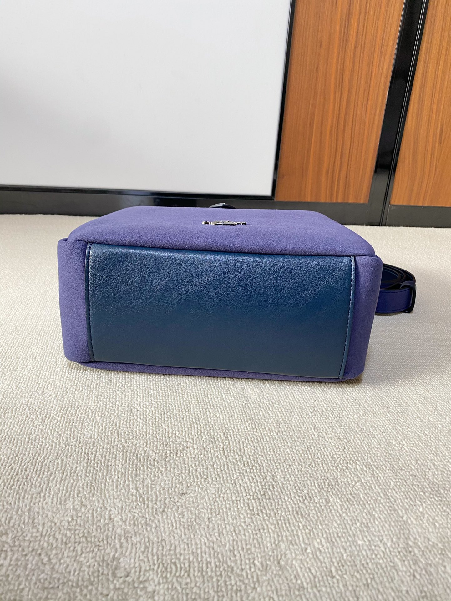 The unique suede texture presents a soft luster.Soft texture and comfort - Comprehensive 6