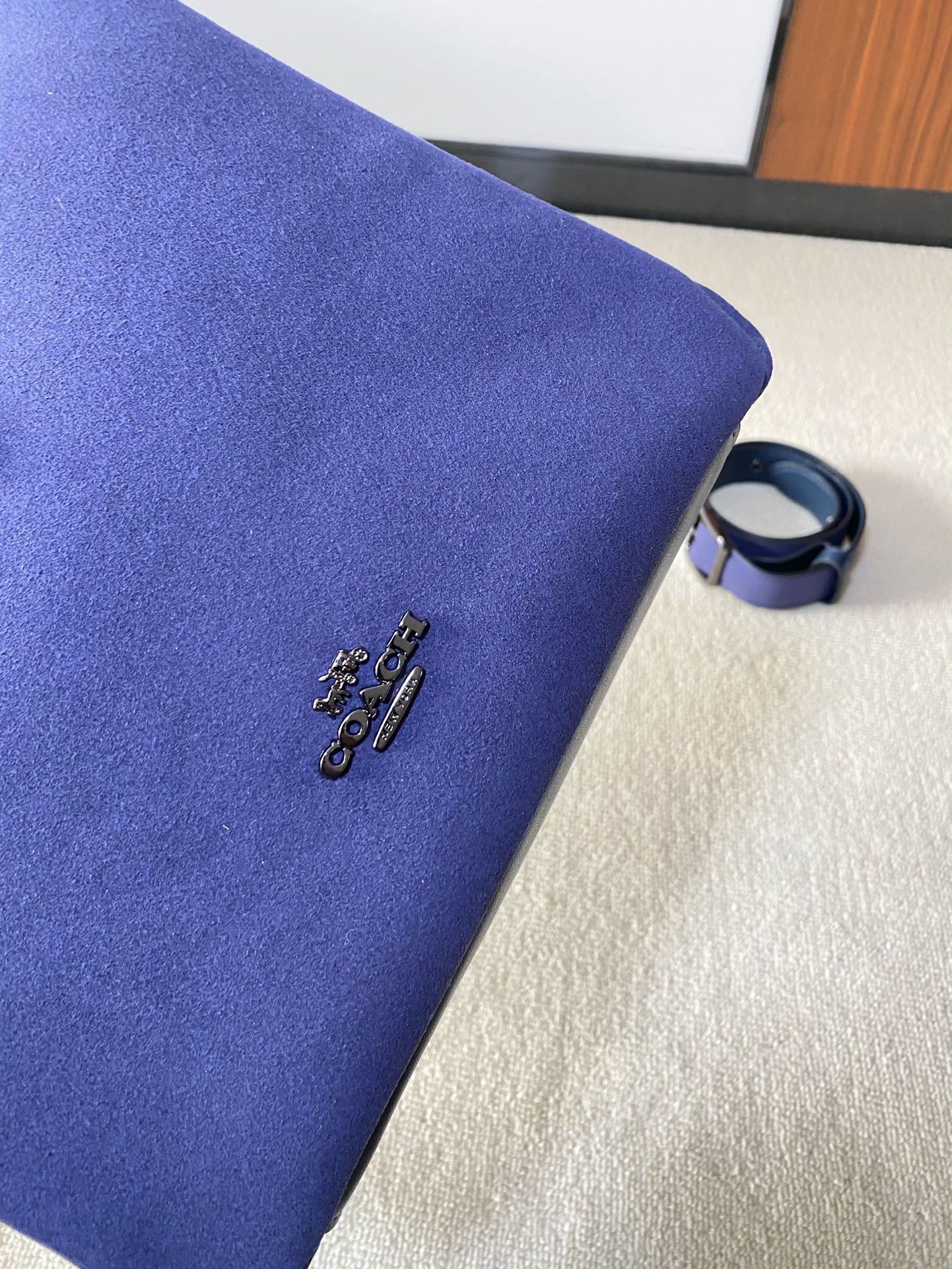 The unique suede texture presents a soft luster.Soft texture and comfort - Comprehensive 8