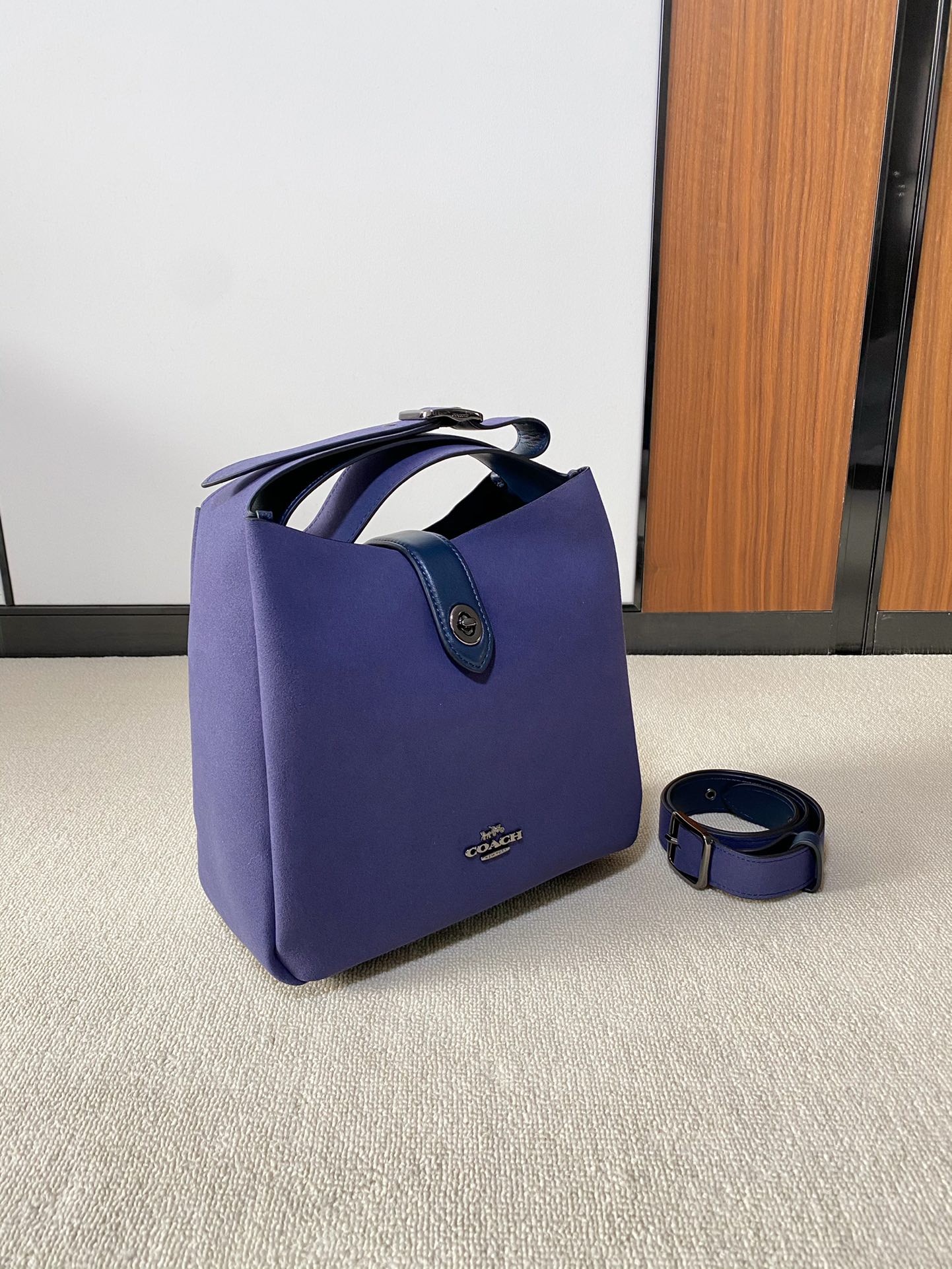 The unique suede texture presents a soft luster.Soft texture and comfort - Comprehensive 5