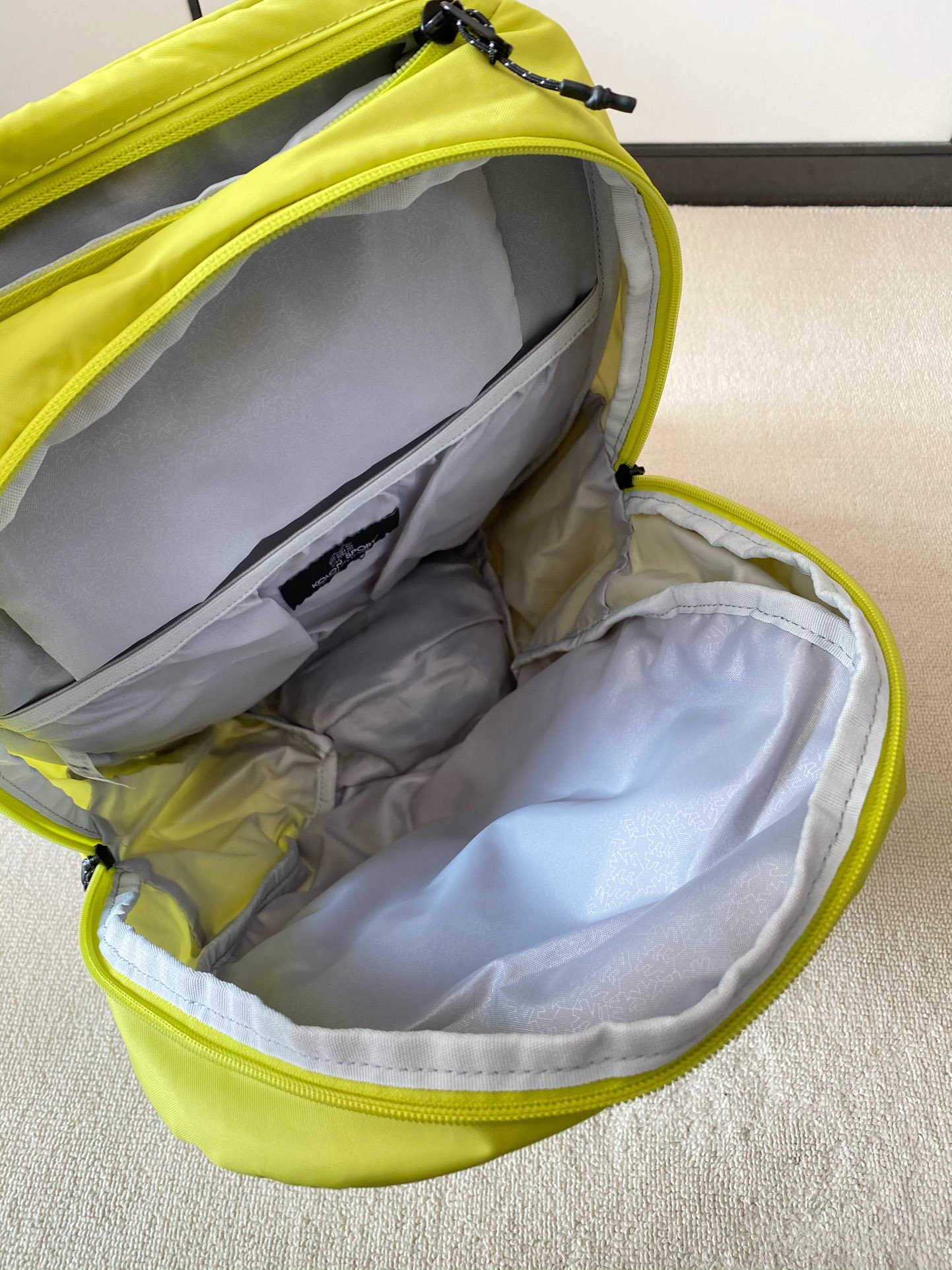 The multifunctional pockets are cleverly arranged, and items are stored  - Lifestyle 3