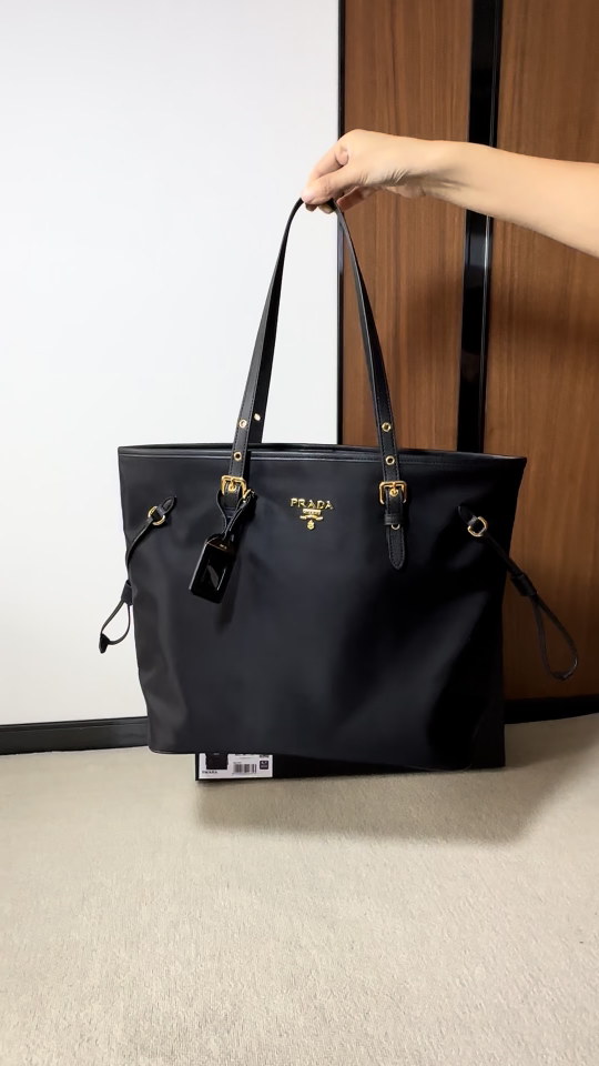 Alaïa Luxury Designer Handbag Shoulder Crossbody Bag crafted in premium