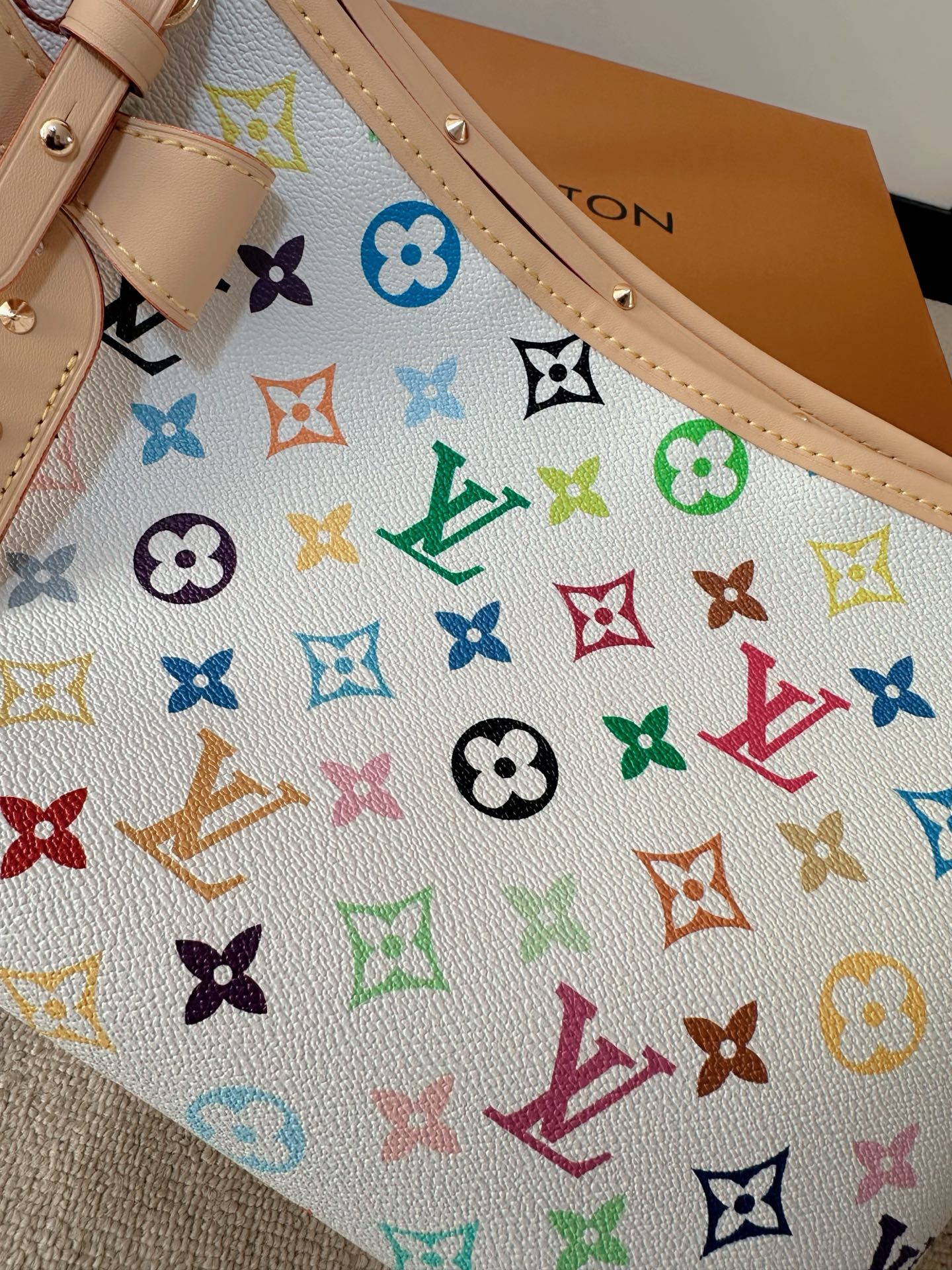 Monogram帆布+33种彩色印花，活力满满超吸睛。 3