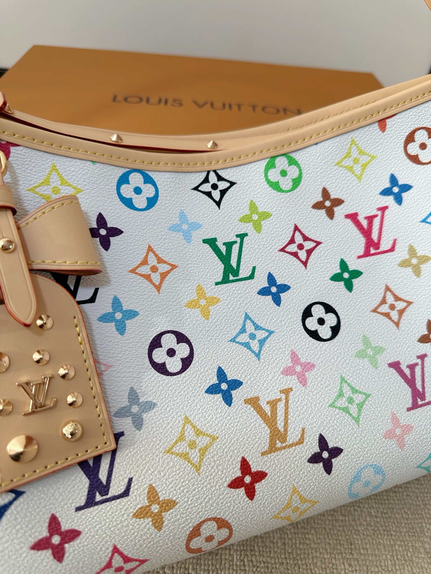 Monogram帆布+33种彩色印花，活力满满超吸睛。 2
