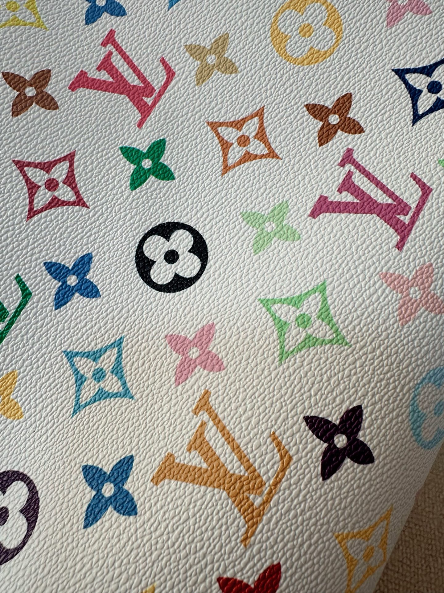 Monogram帆布+33种彩色印花，活力满满超吸睛。 4