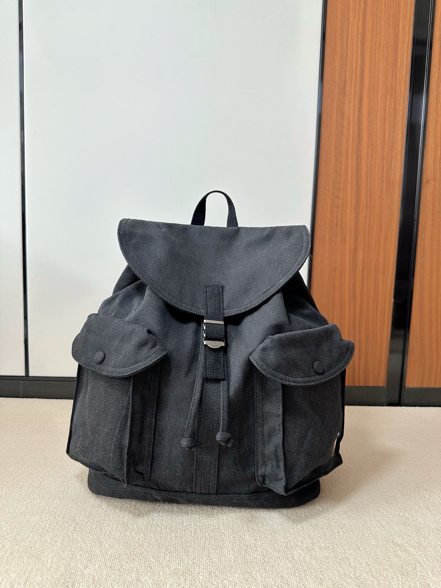 NO:894654,Carbon black, classic military-style workwear structure, retro outdoor style, classic American workwear silhouette, large clamshell drawstring closure, and metal buckle webbing to firmly lock the compartment opening to prevent items from slipping. Symmetrical three-dimensional large patch pockets on both sides, snap-and-flap design, small belongings can be easily stored and taken out without opening the main compartment.  The body of the bag is three-dimensional and full, and the bottom is naturally stretched without sagging, and it will not collapse when loading heavy objects. The shoulder straps are thickened and decompressed, making it comfortable to carry and not weighing on the shoulders when traveling for a long time. Luggage      Chaopin Department Store19860909炭黑色,经典军版工装结构,复古户外版型 经典美式工装廓形,大翻盖抽绳收口,搭配金属卡扣织带,牢牢锁住仓口,防止物品滑落. 两侧对称立体大贴袋,按扣翻盖设计,随身小物件可以随手收纳,拿取不用拉开主仓. 包身立体饱满,底部自然撑开,不塌底,装载重物也不会软垮变形.肩带做了加厚减压处理,背负舒适,长时间出行不会压肩.,箱包  ,accessory