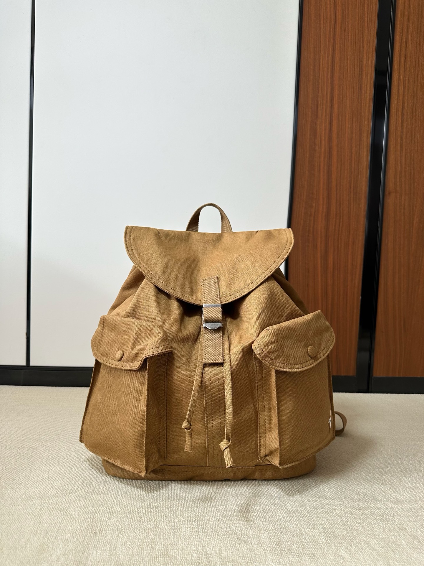 NO:894650,Khaki color, main compartment with drawstring opening and closing, ample internal space, can hold a 16-inch computer, a change of clothes, and camping equipment, which is enough for short-distance self-driving and weekend hiking. The left and right outer pockets for car keys and portable sunglasses are clearly divided and can be easily accessed. A hidden pocket is hidden on the inside of the flap, which can store IDs, headphones, and small digital items for maximum privacy.  The top hand-held webbing can be easily carried when commuting and driving, and can be used as a backpack or a hand-held bag.     Trendy department store, backpacks19860909卡其色,主仓抽绳开合,内部空间充裕,可以放下16寸电脑、换洗衣物、露营装备,短途自驾、周末徒步完全够用. 左右双侧外袋车载钥匙、随身墨镜,分区清晰,随手可取. 翻盖内侧隐藏暗袋,可以存放证件、耳机、随身数码小物件,隐私性拉满. 顶部手提织带,通勤开车可以随手拎取,背包、手提两种使用方式.,箱包    潮品百货,bac,accessory
