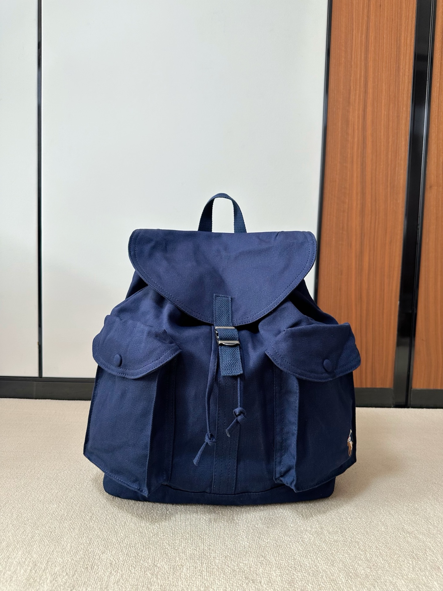 NO:894645,Navy blue, American-style work backpack is really timeless. Khaki heavy canvas, with its own retro distressed texture, flip-top drawstring + metal buckle, is the original structure of the classic mountaineering bag. With independent large pockets on both sides, small items will no longer be messy and stuffed in the main compartment., luggage     Trendy department store, backpacks19860909藏青色,美式工装背包真的永不过时. 卡其原色重磅帆布,自带复古做旧质感,翻盖抽绳+金属卡扣,是经典登山包的原始结构. 两侧独立大兜,随身小物件再也不会乱糟糟塞在主仓.,箱包    潮品百货,bac,accessory