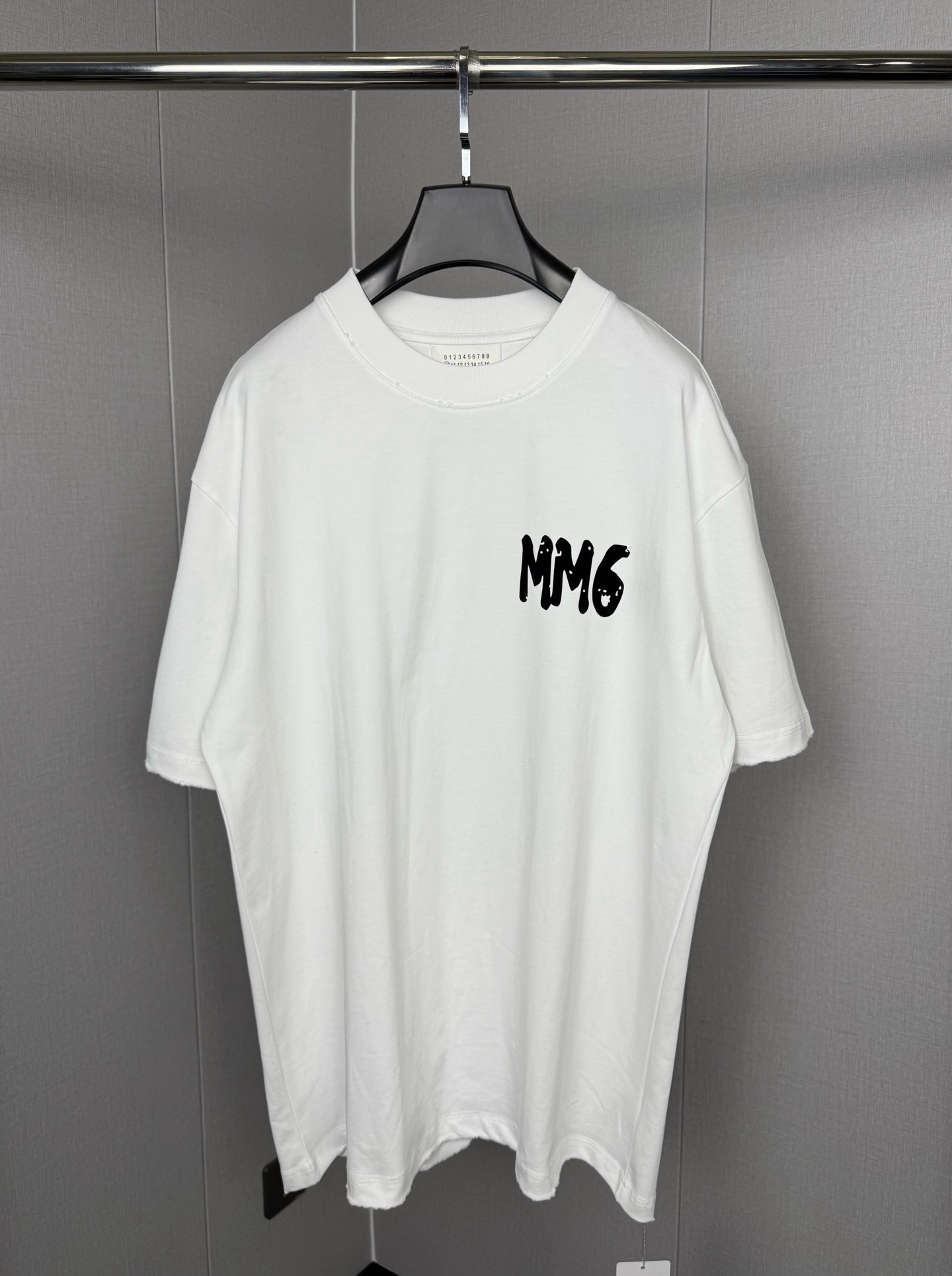 MM6 Camiseta de manga corta con cuello redondo nueva para el Año de la Serpiente 25s, con logo de parche de flocado, 32…