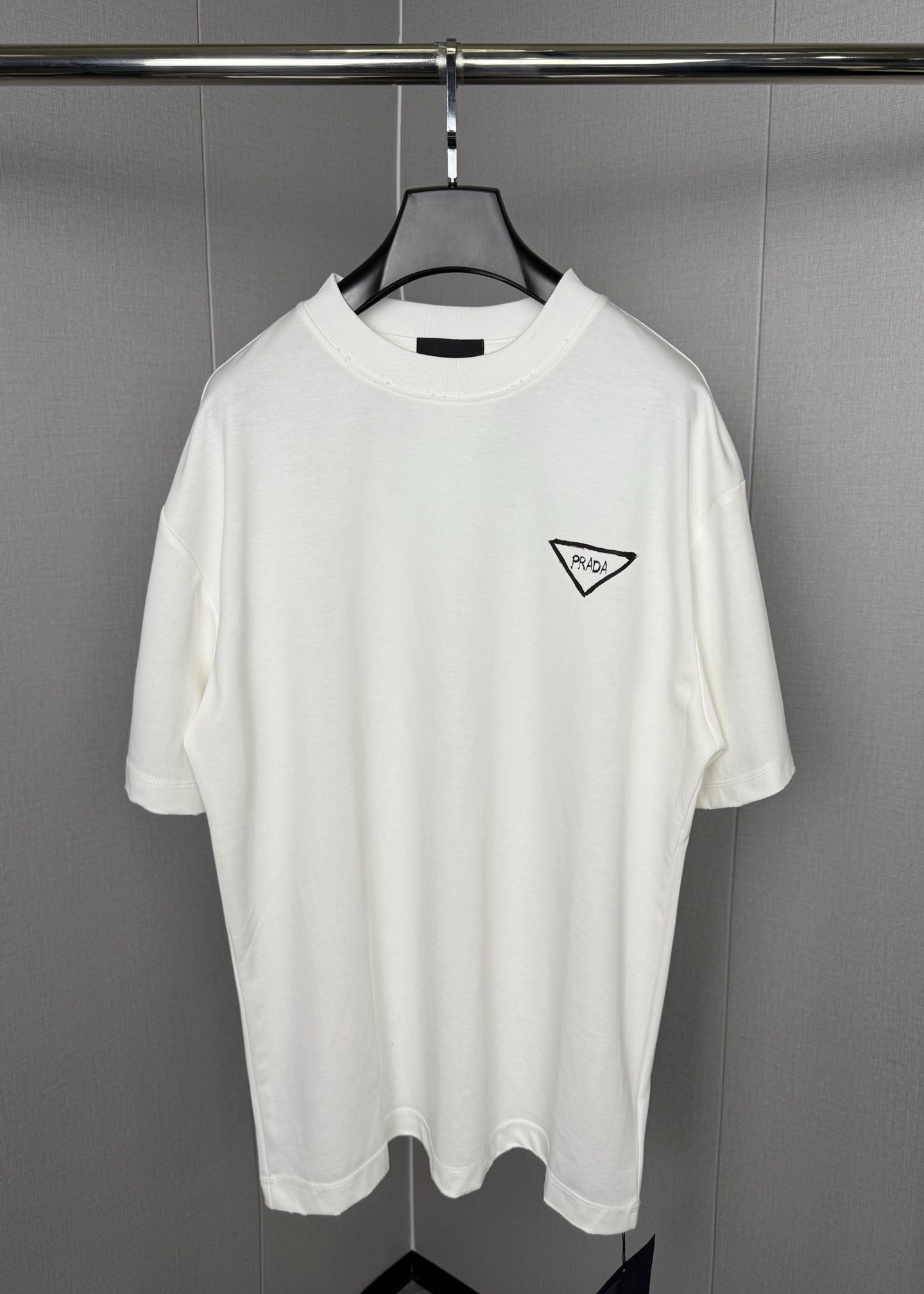 Camiseta de cuello redondo pintada a mano de Prada Tejido pesado de 280 g, sin pliegues ni encogimiento Patrón de logot…