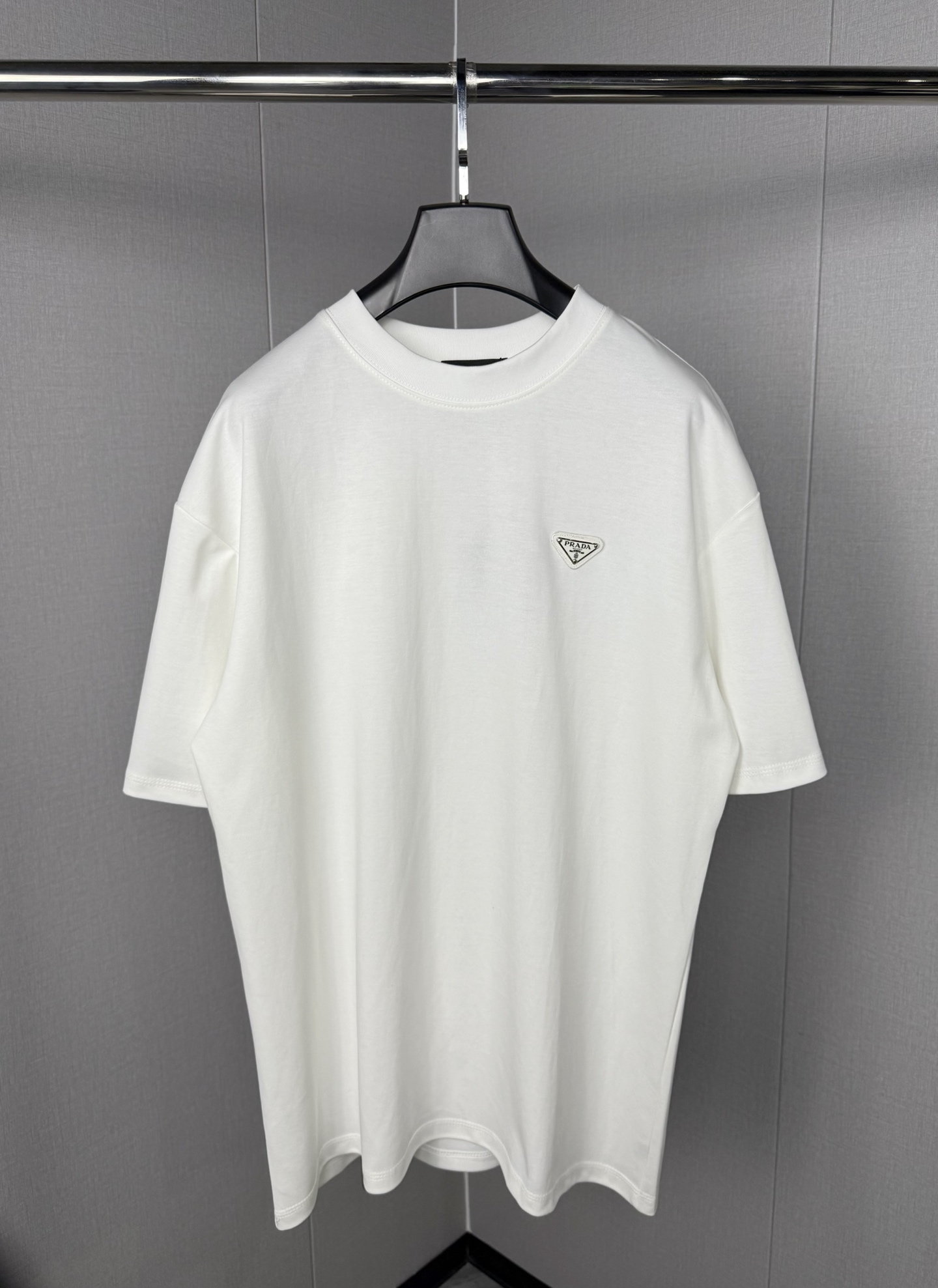 Prada Nueva camiseta de cuello redondo con logo triangular de Prada, tejido personalizado, contrabordado cortado a mano…