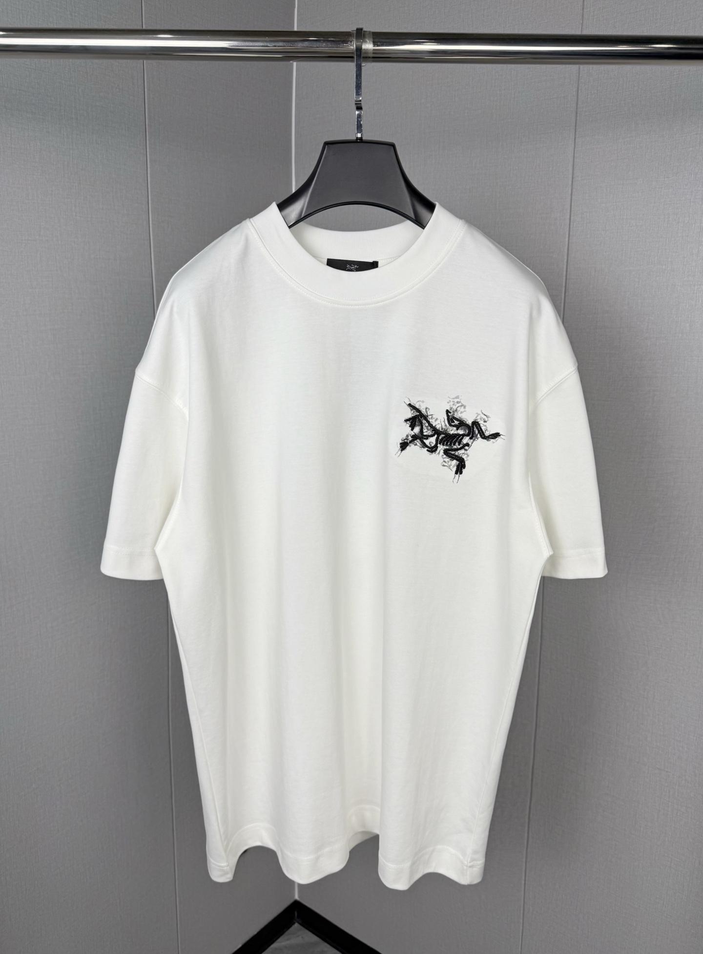 ARC Arc'teryx 🐦 Nueva camiseta bordada con estampado de letras de humo Camiseta holgada informal de manga corta Estamp…