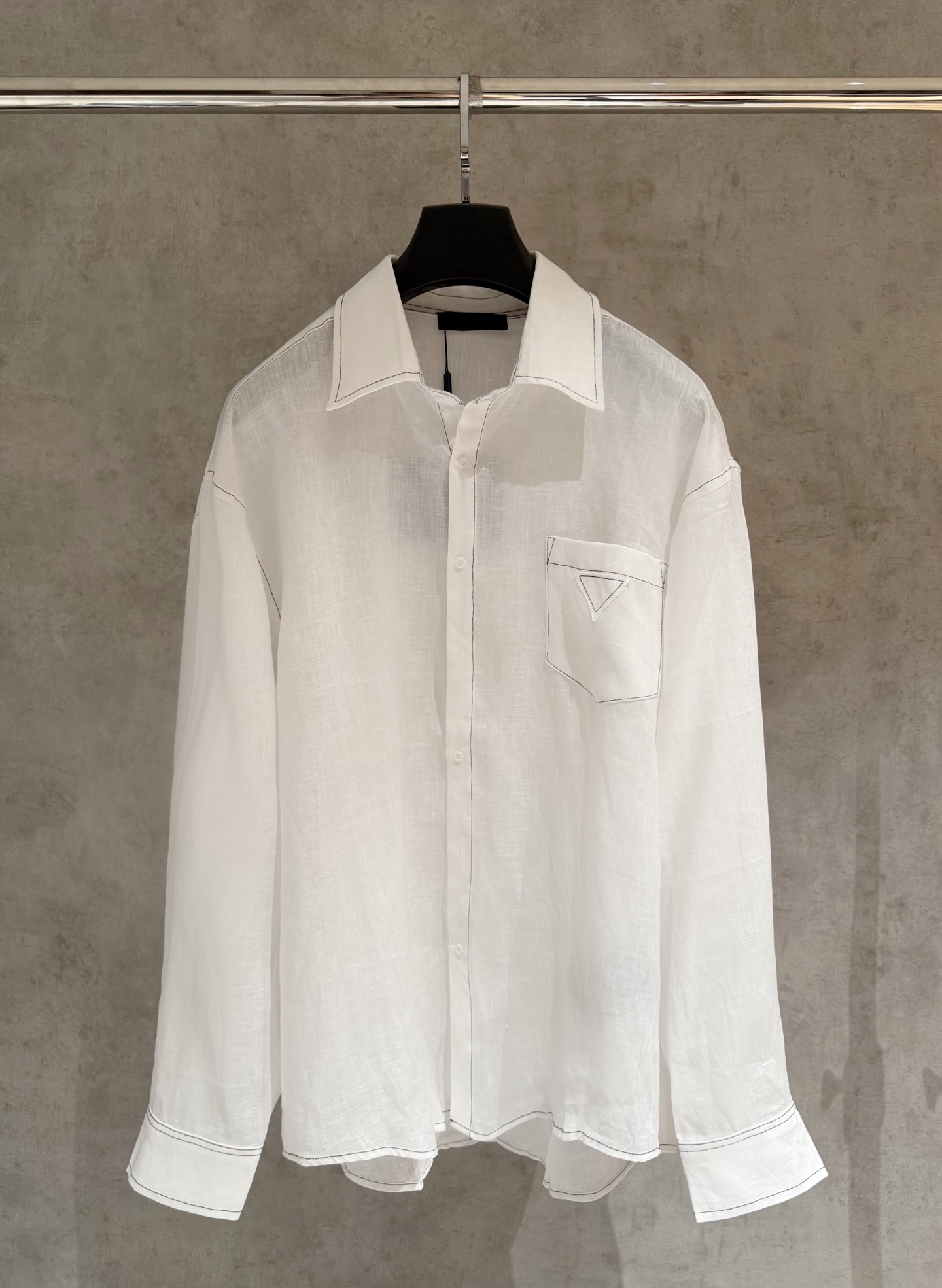 P215 [Estricto control de calidad] La nueva camisa de algodón y lino de PRADA es un éxito. El tejido es de 180 gramos d…
