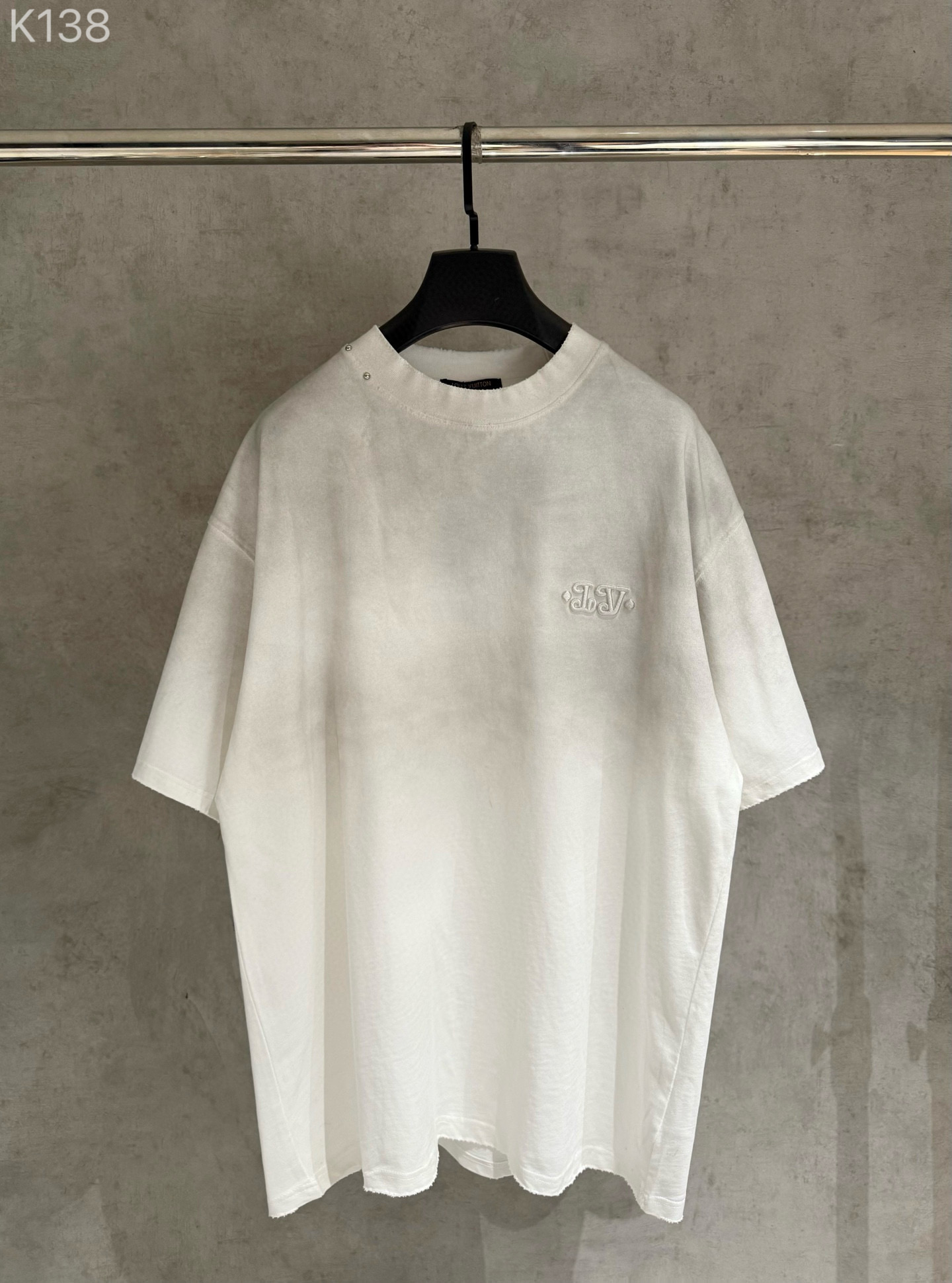 P100 [Estricto control de calidad] Nueva camiseta de media manga con parches bordados de Lv Louis Vuitton. Tejido pesad…
