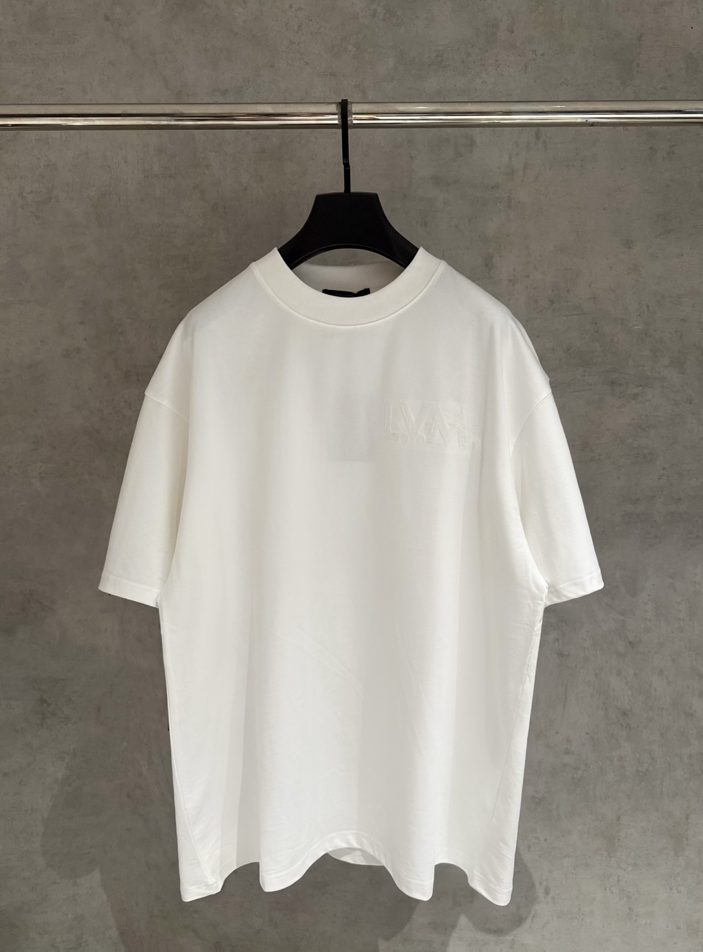 P100 [Control de calidad estricto] Camiseta bordada Lv Louis Vuitton que cambia de color con rayos UV, nueva camiseta c…