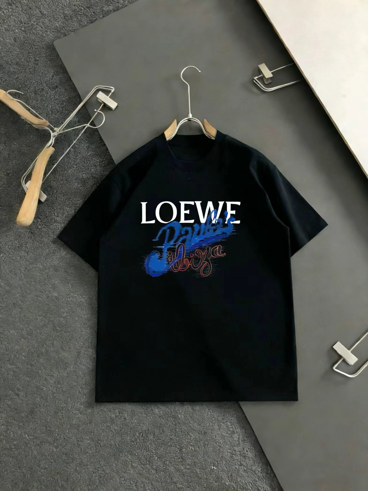 p90 ⚜️顶级颜值担当！LOEWE罗意*威25s新款短袖T恤.当季颜值担当.糖果色彩万针3D品牌字母烫画工艺.视觉感设计.字母搭配视觉效果相当奇特！顶级250g莫代尔棉质打造.舒适柔软.其细腻程度与舒适性能也是必然的到位，打造非凡的穿着…