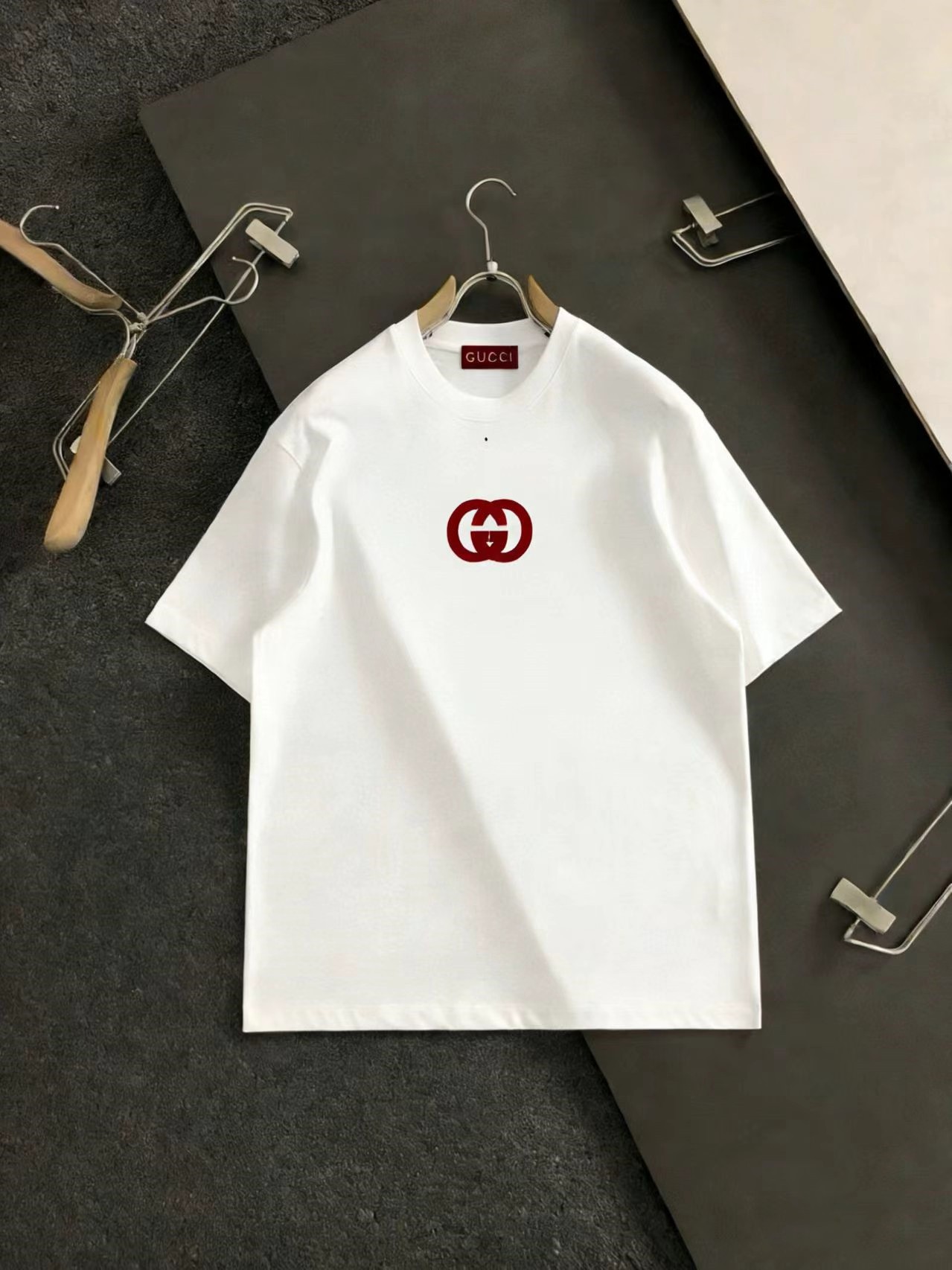P 90 GUCCI esta camiseta de verano es realmente increíble. El logo de goma impreso en el pecho es muy llamativo y con m…