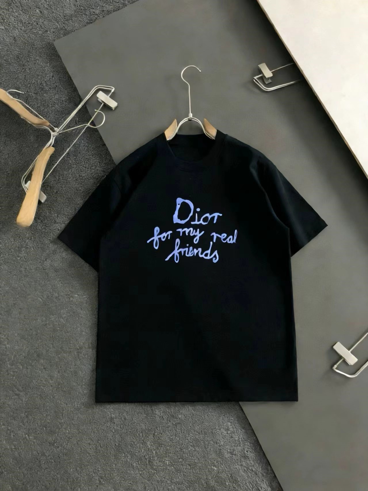 p90 ⚜️Dio*r Dior 25s nueva camiseta con cuello redondo. ¡Súper alta calidad, clásica y eterna! ¡Definitivamente vale la…