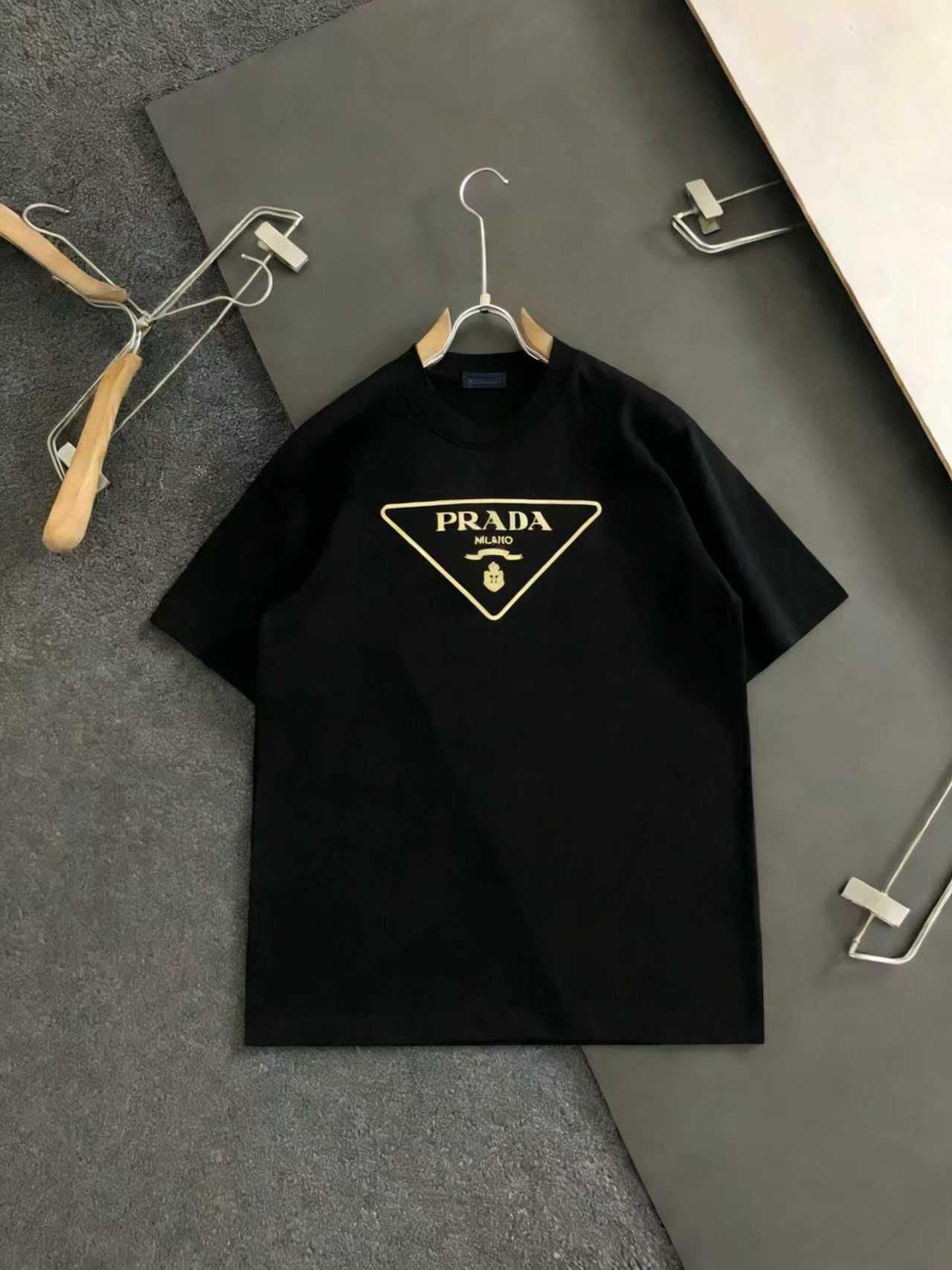 P90 "𝙉𝙚𝙬♈️ PRADA" 🏖Prada 25 nueva camiseta de manga corta con tecnología de espuma con logo de letra triangular nue…