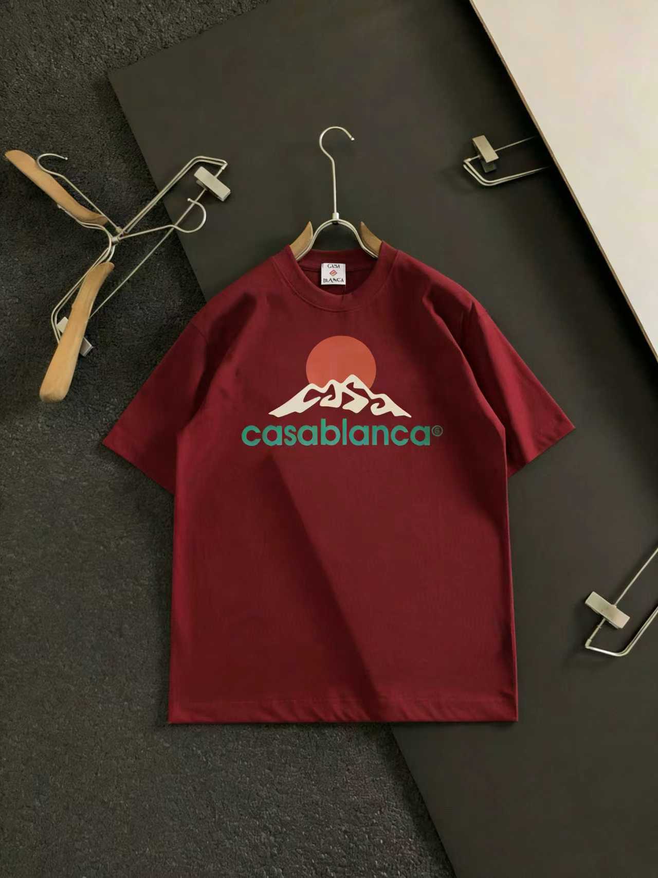 P90《𝙉𝙚𝙬♈️ Casablanca》🏖卡萨布兰卡 25春夏新款 Montagne 滴胶工艺 短袖T恤，采用260克32支紧密双纱全棉面料，面料柔软。 颜色: 黑色 白色 枣红色 尺码:S M L XL 2XL